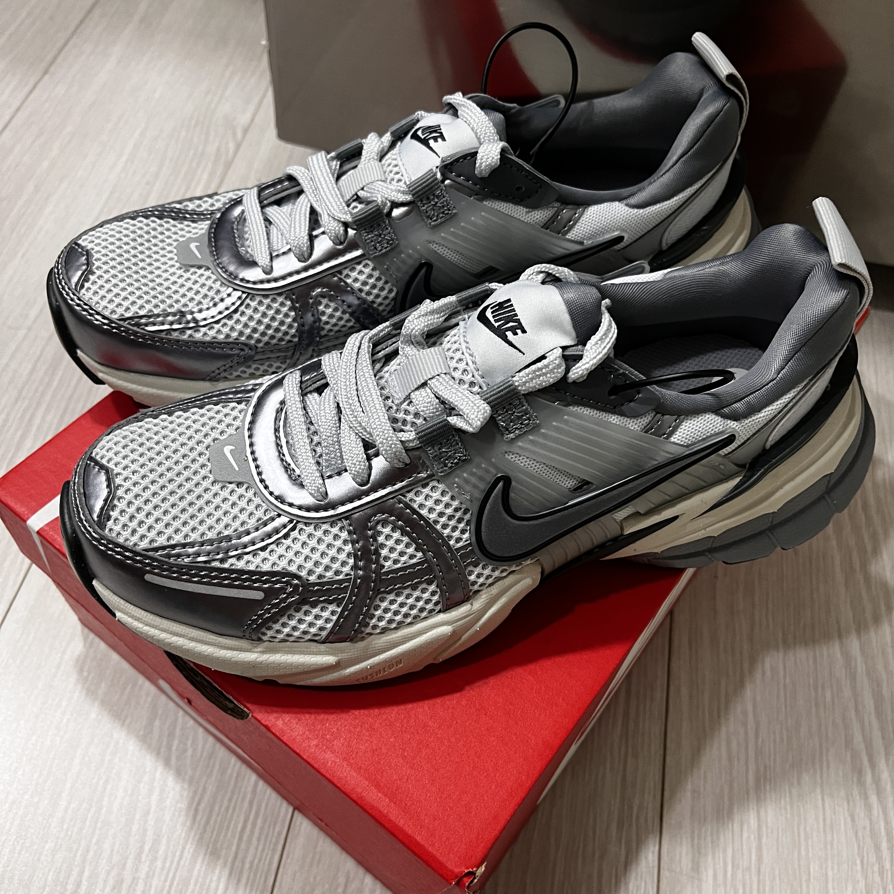 Nike V2K Run Pure Platinum Wolf Grey 착용 스타일