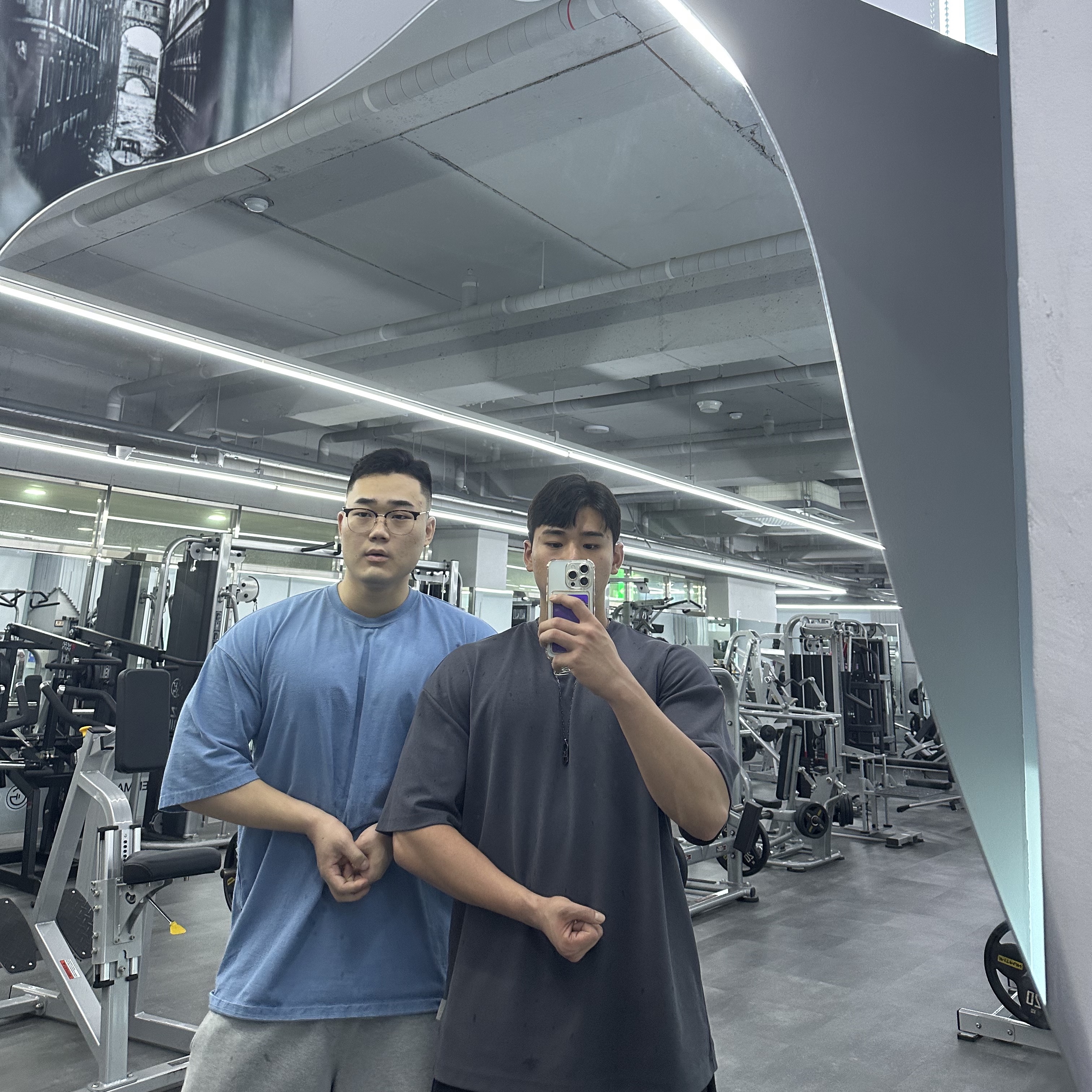 BORN TO WIN Silver B Over Fit T-Shirts Charcoal 착용 스타일
