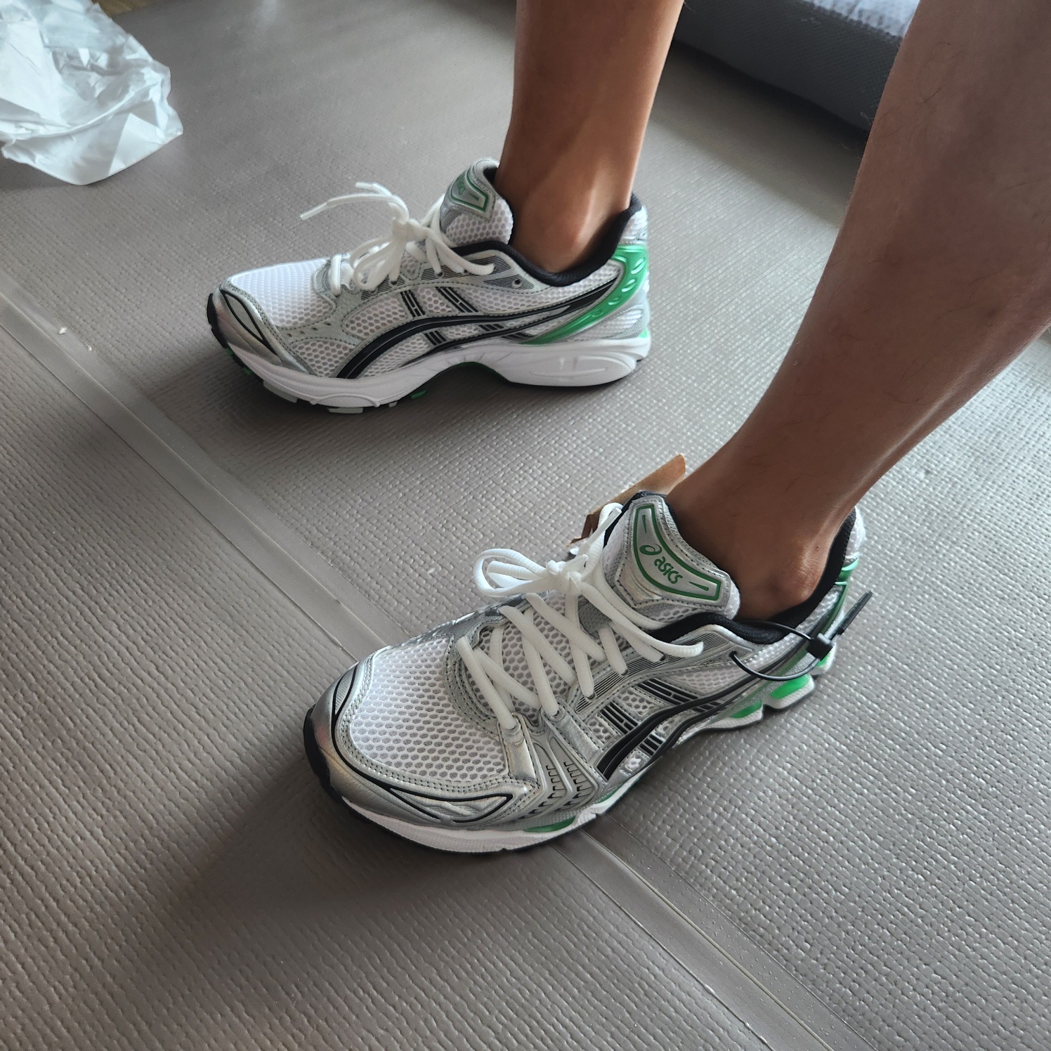 Asics Gel-Kayano 14 White Malachite Green 착용 스타일