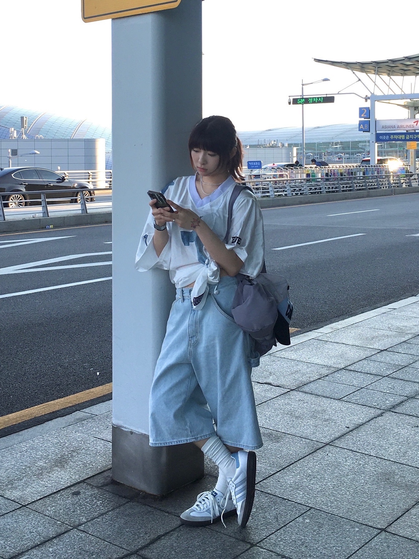 Suade Carpenter Denim Shorts Light Blue, Suade Carpenter Denim Shorts Black 착용 스타일