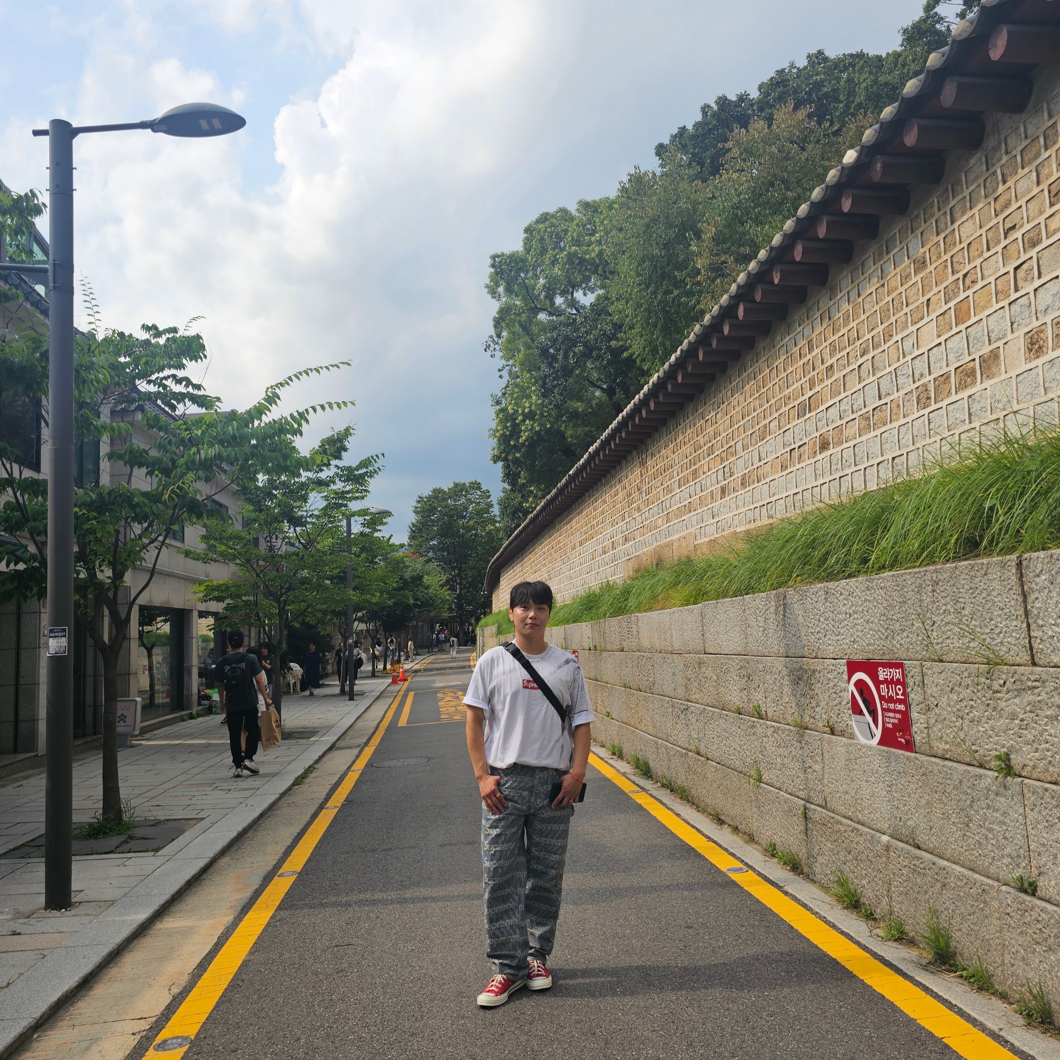 Supreme Denim Painter Pants Stripe - 24SS, Supreme x MM6 Maison Margiela Box Logo T-Shirt White - 24SS 착용 스타일 - 2