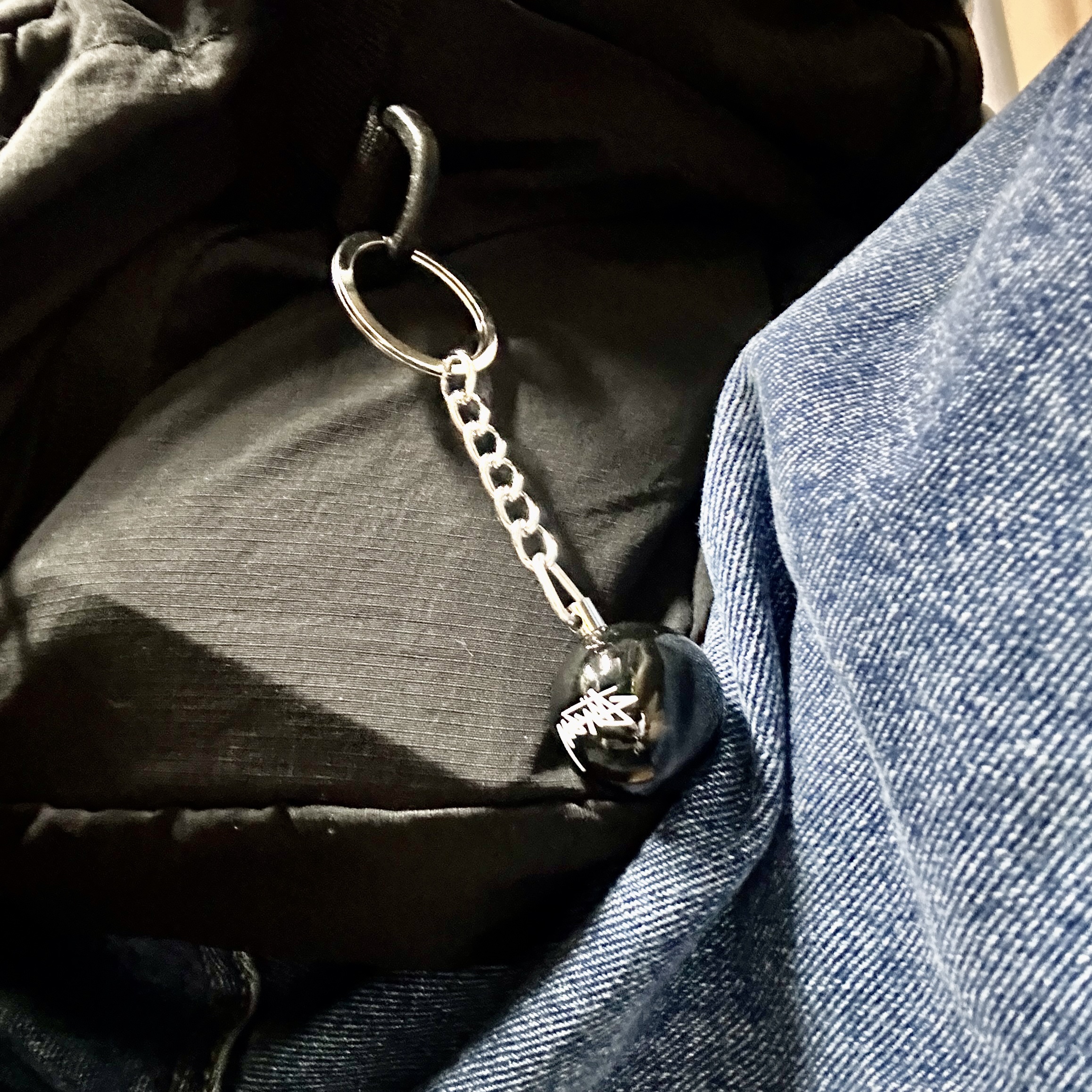 Stussy 8 Ball Keychain Black 착용 스타일