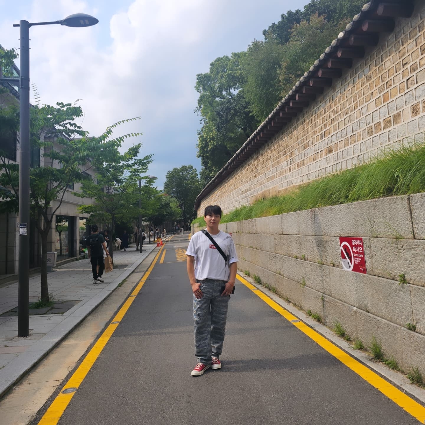 Supreme Denim Painter Pants Stripe - 24SS, Supreme x MM6 Maison Margiela Box Logo T-Shirt White - 24SS 착용 스타일 - 1
