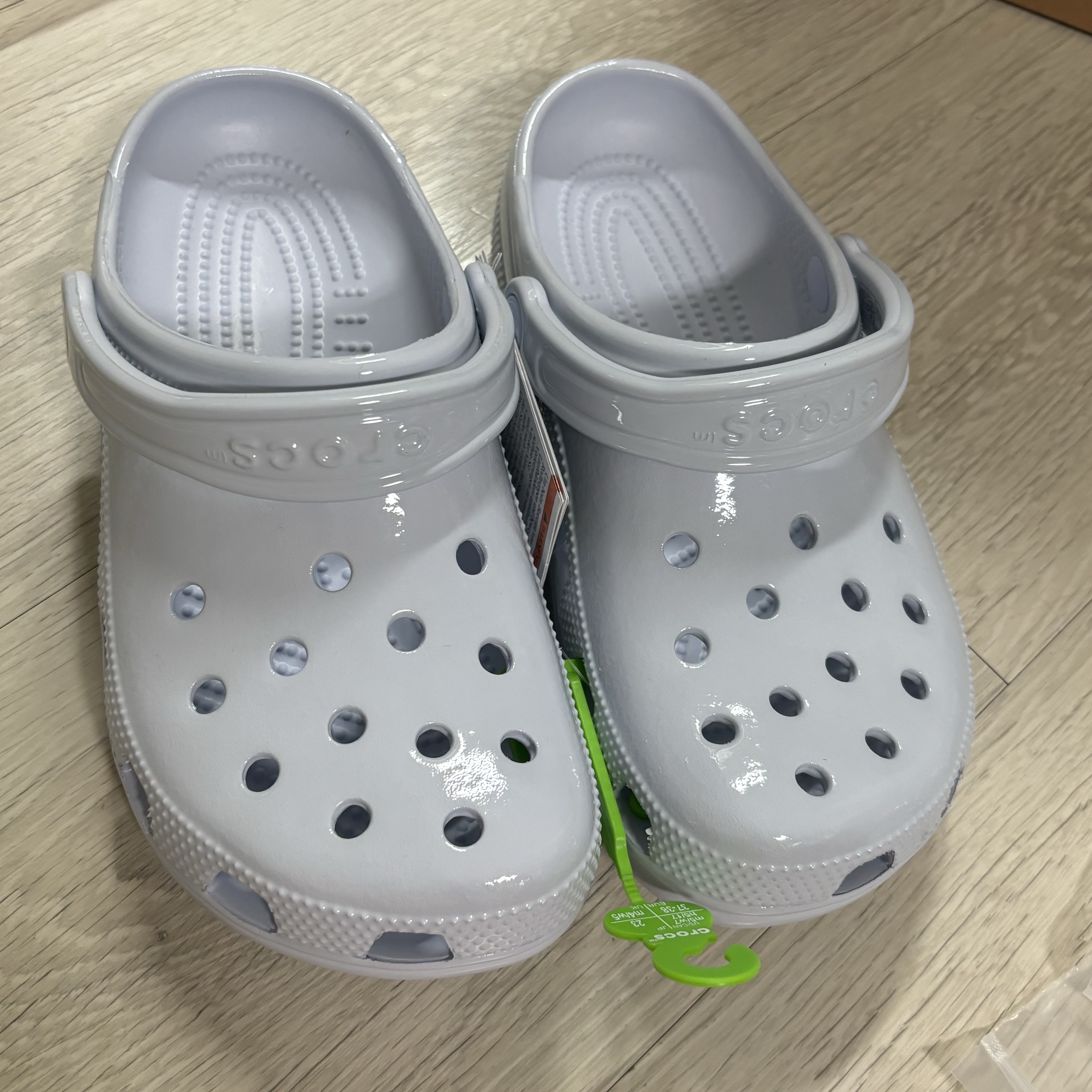 Crocs Classic High Shine Clog Dreamscape 착용 스타일