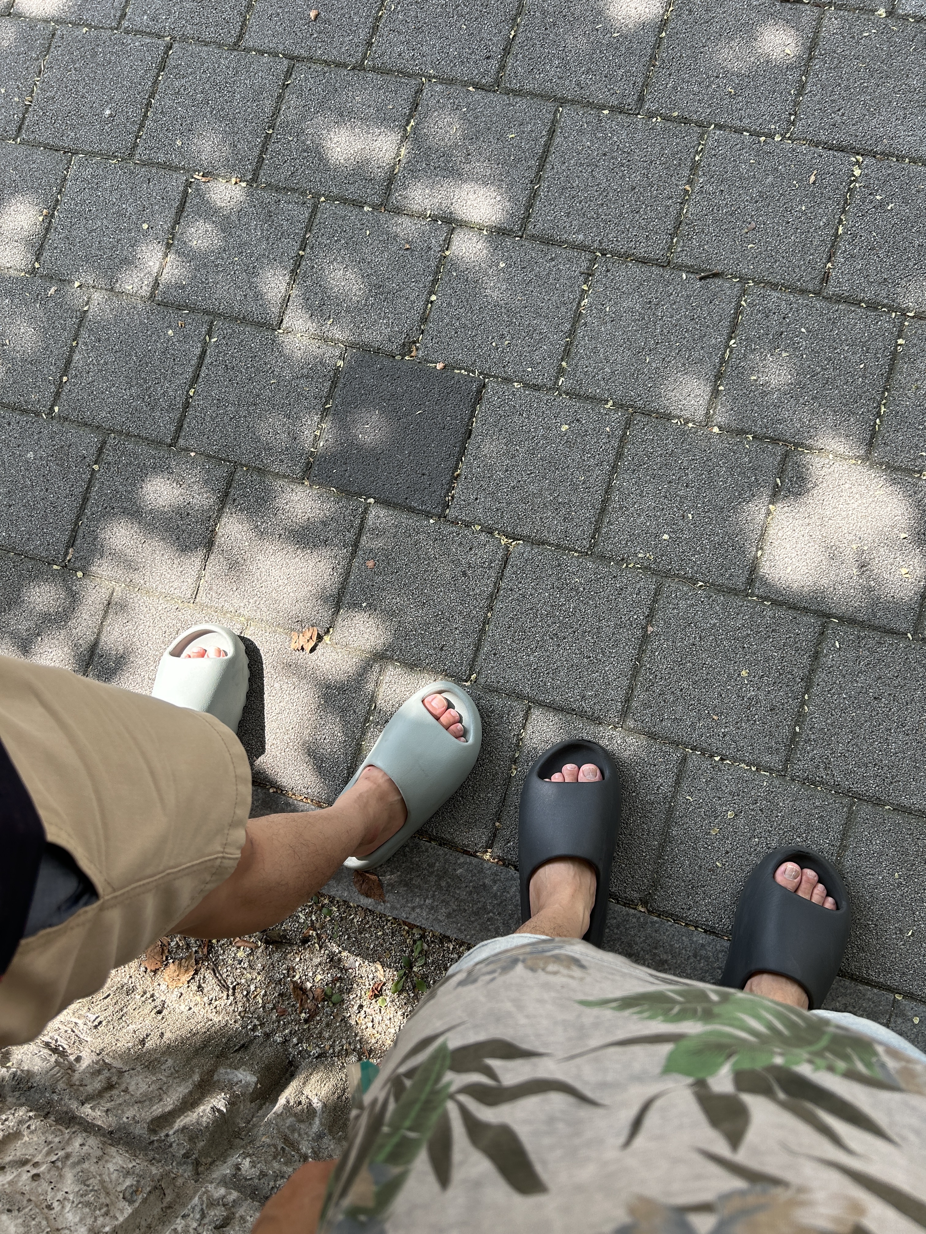Adidas Yeezy Slide Onyx, Adidas Yeezy Slide Salt 착용 스타일 - 1