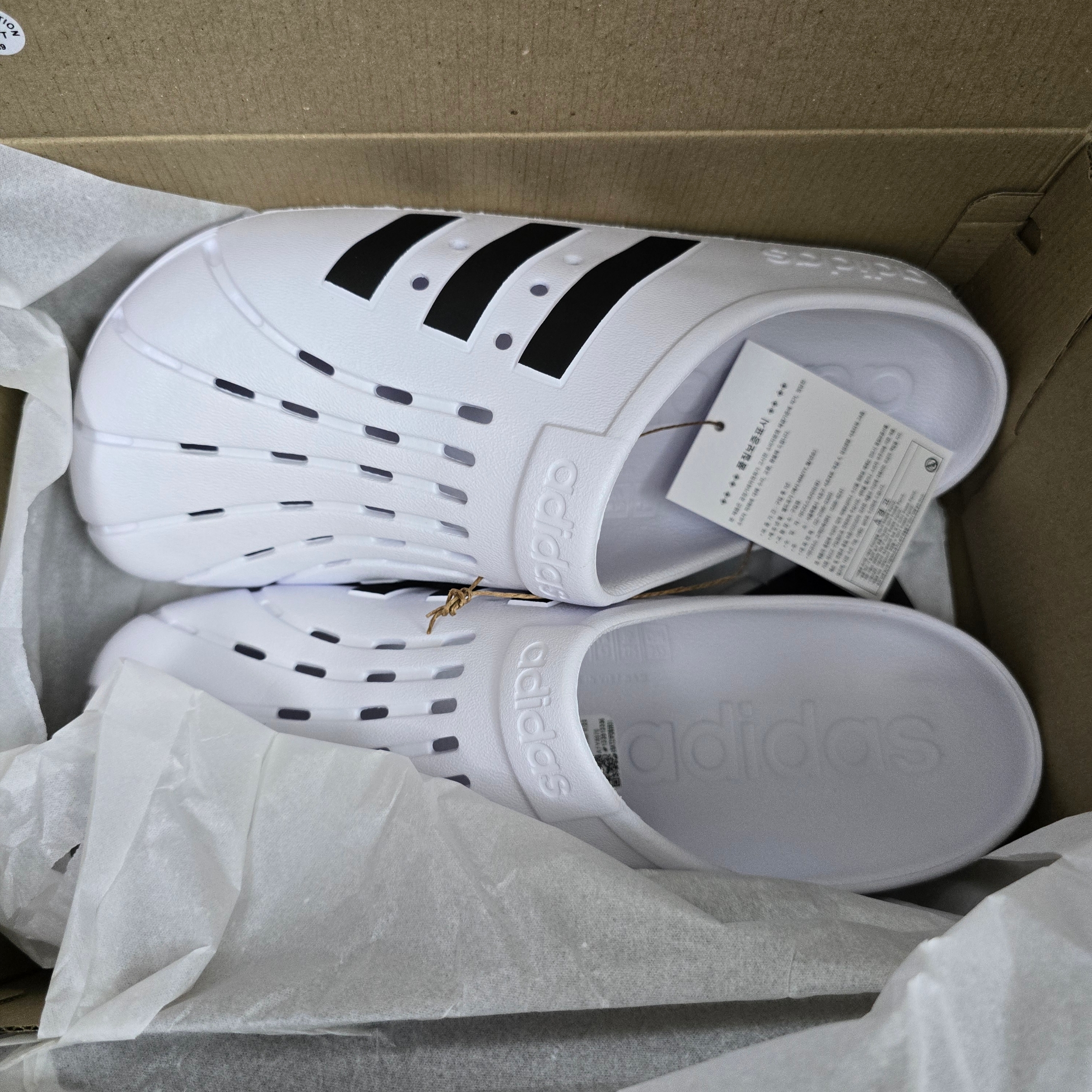 Adidas Adilette Clog White Black 착용 스타일
