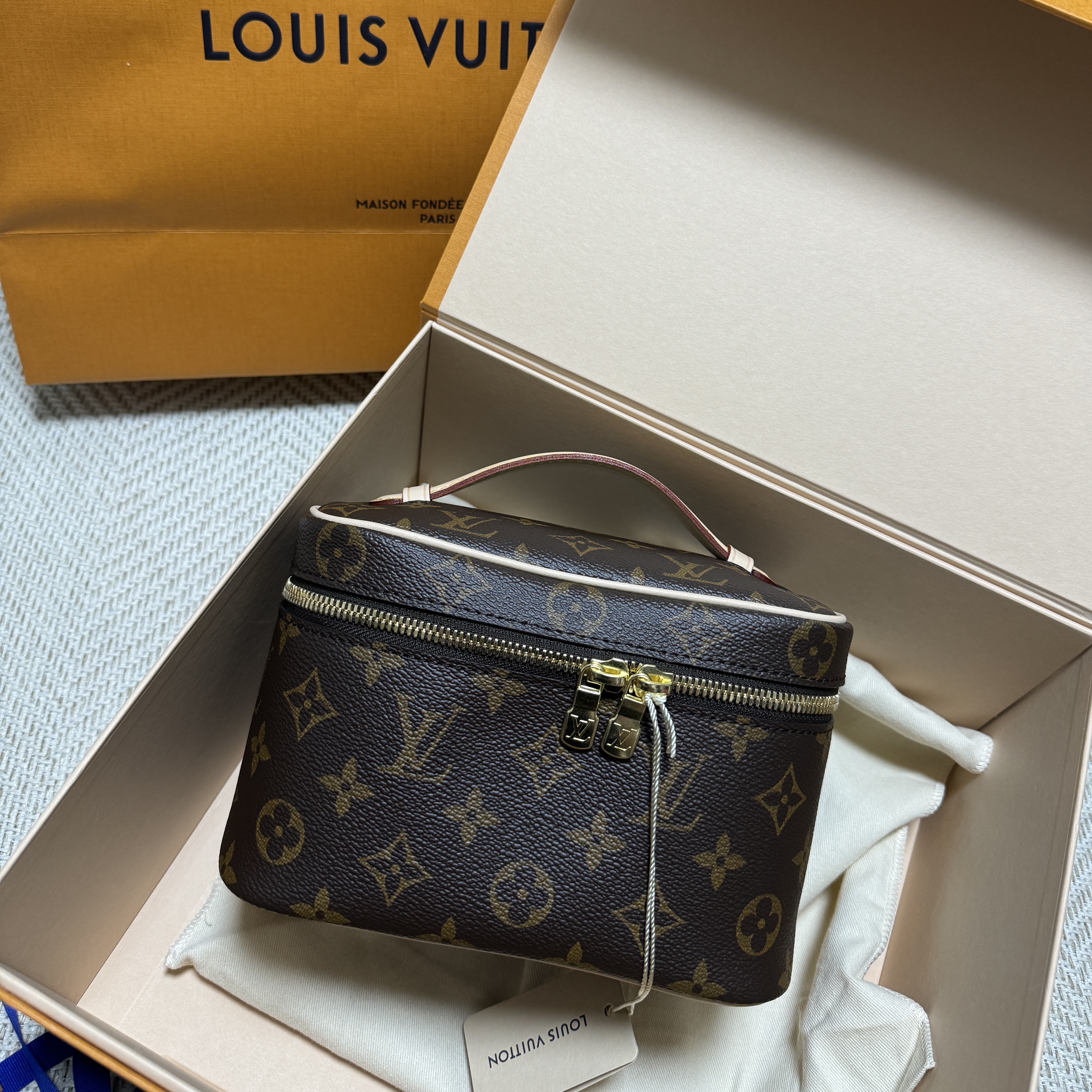 Louis Vuitton Nice Mini Toiletry Pouch Monogram 착용 스타일