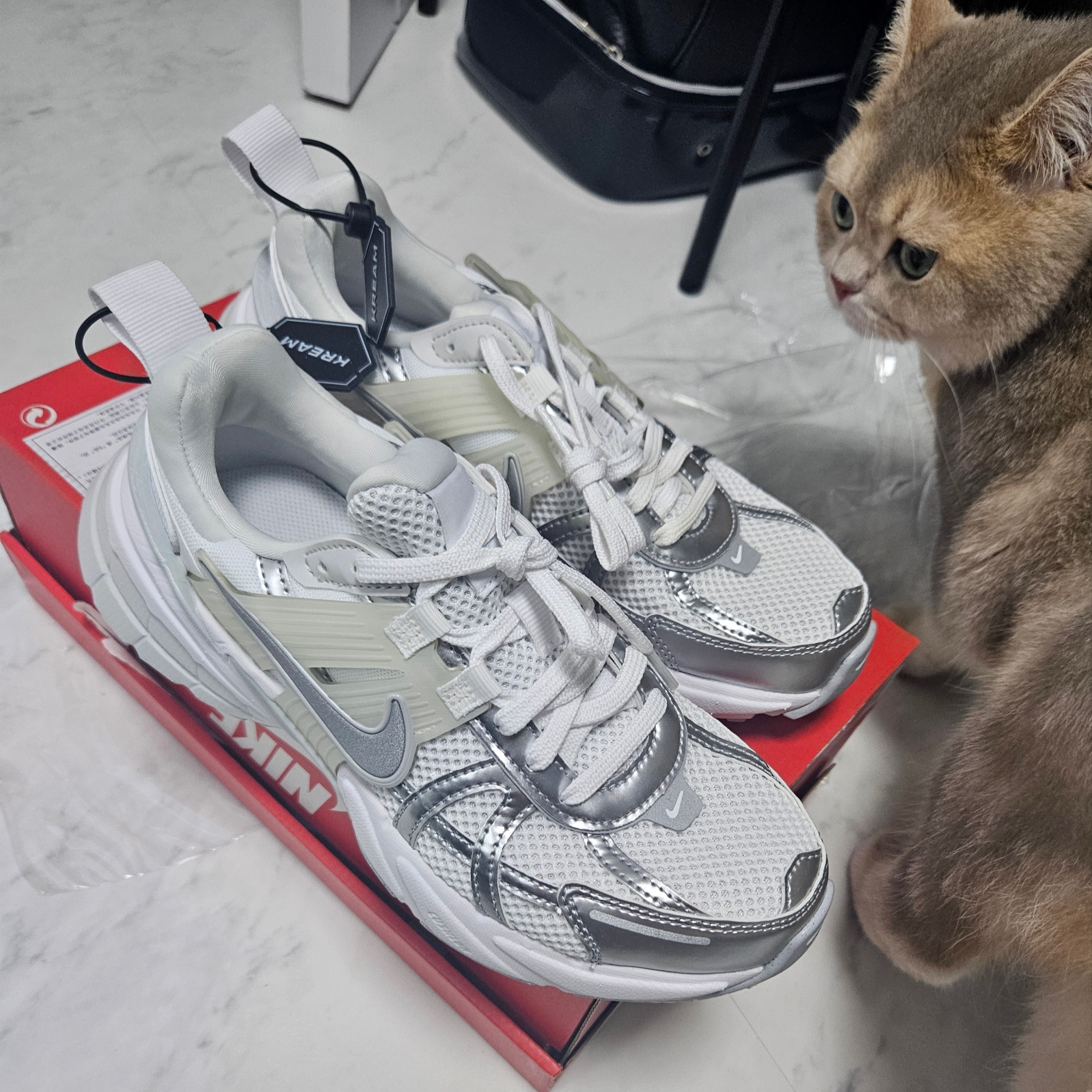 Nike V2K Run Metallic Silver White 착용 스타일