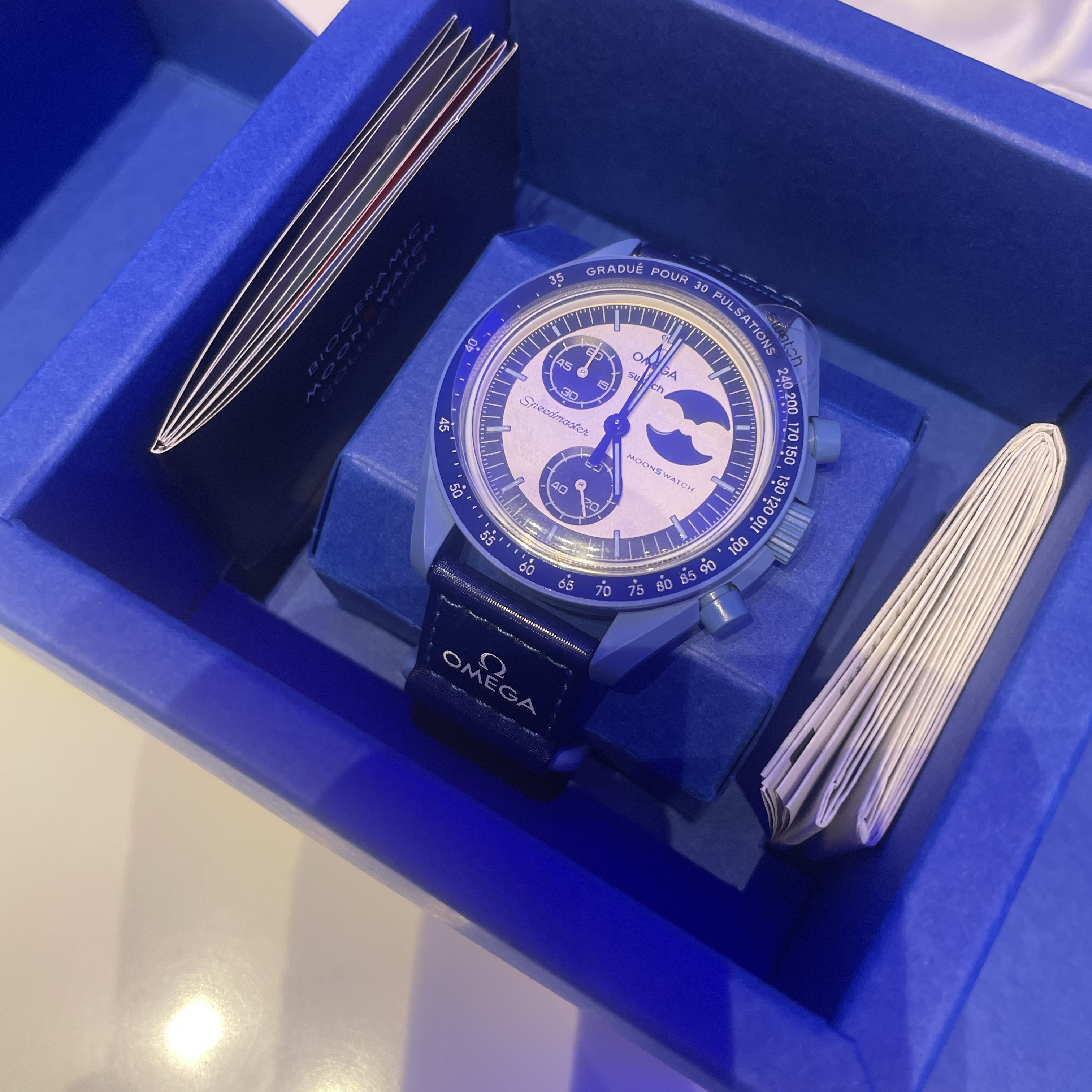Swatch x Omega Bioceramic MoonSwatch Mission To The Super Blue Moonphase 착용 스타일
