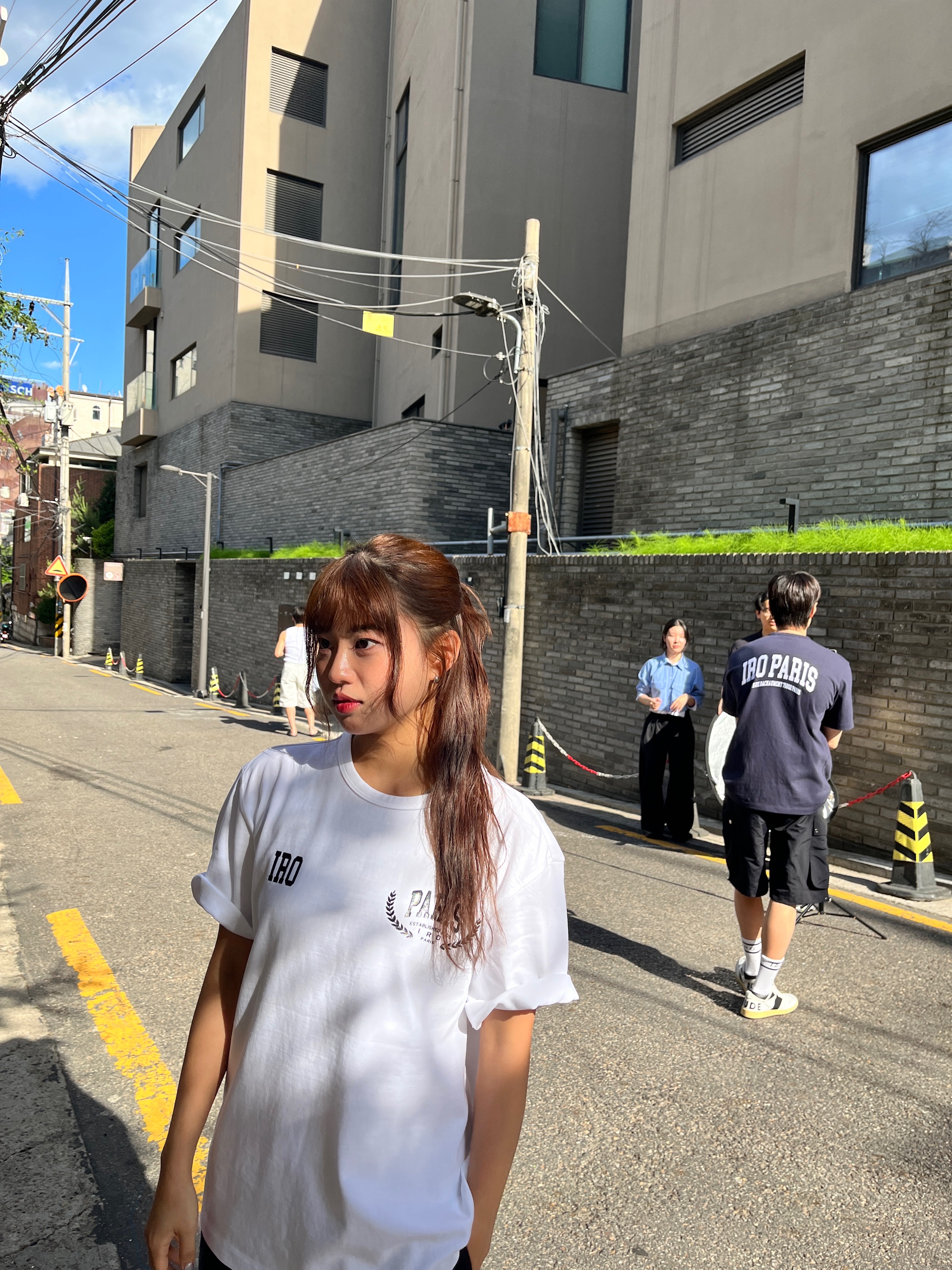 Iro Club De Paris Edition Cotton T-Shirt White, Iro Club De Paris Edition Cotton T-Shirt Navy 착용 스타일 - 2