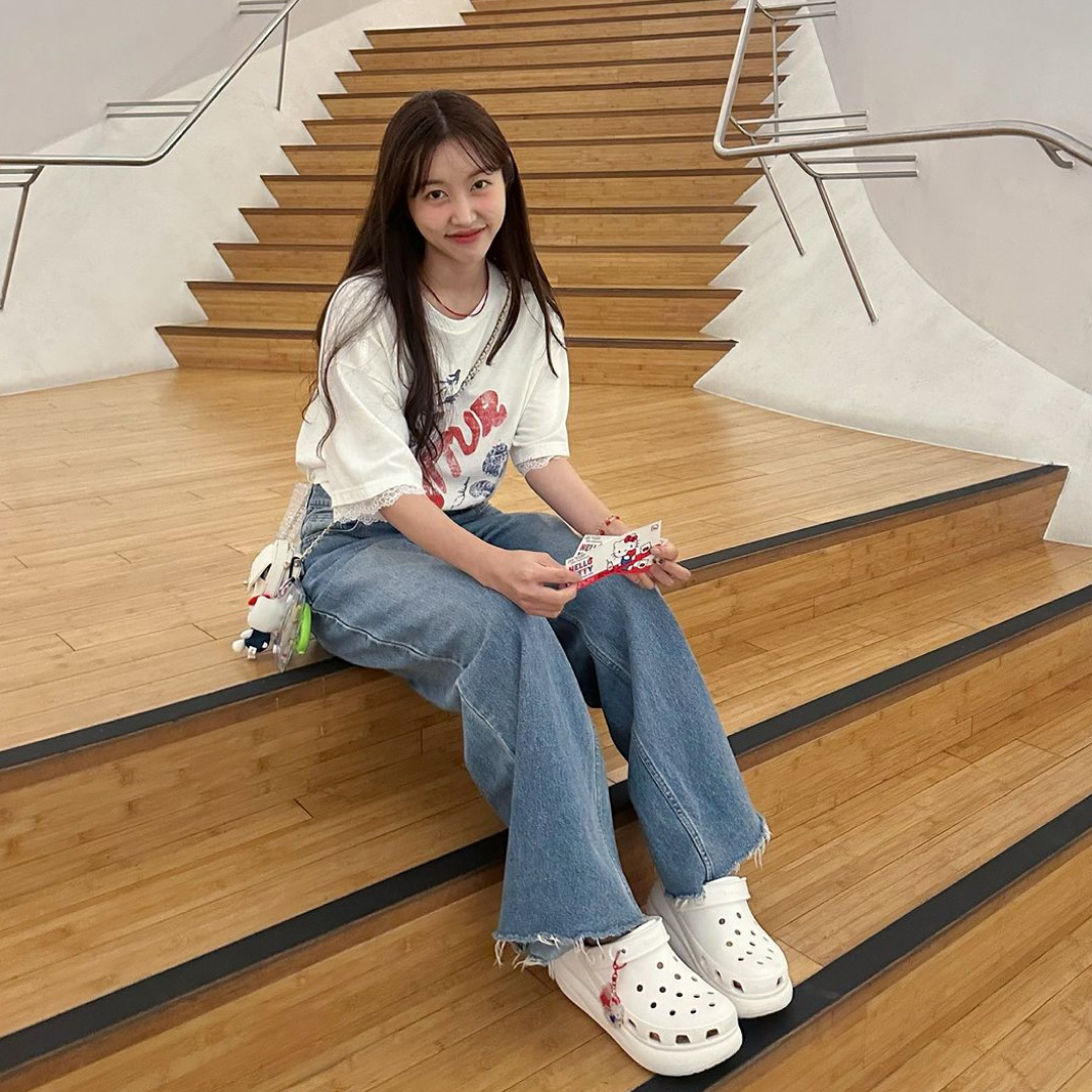 Crocs Classic Mega Crush Clog White 착용 스타일 - 2