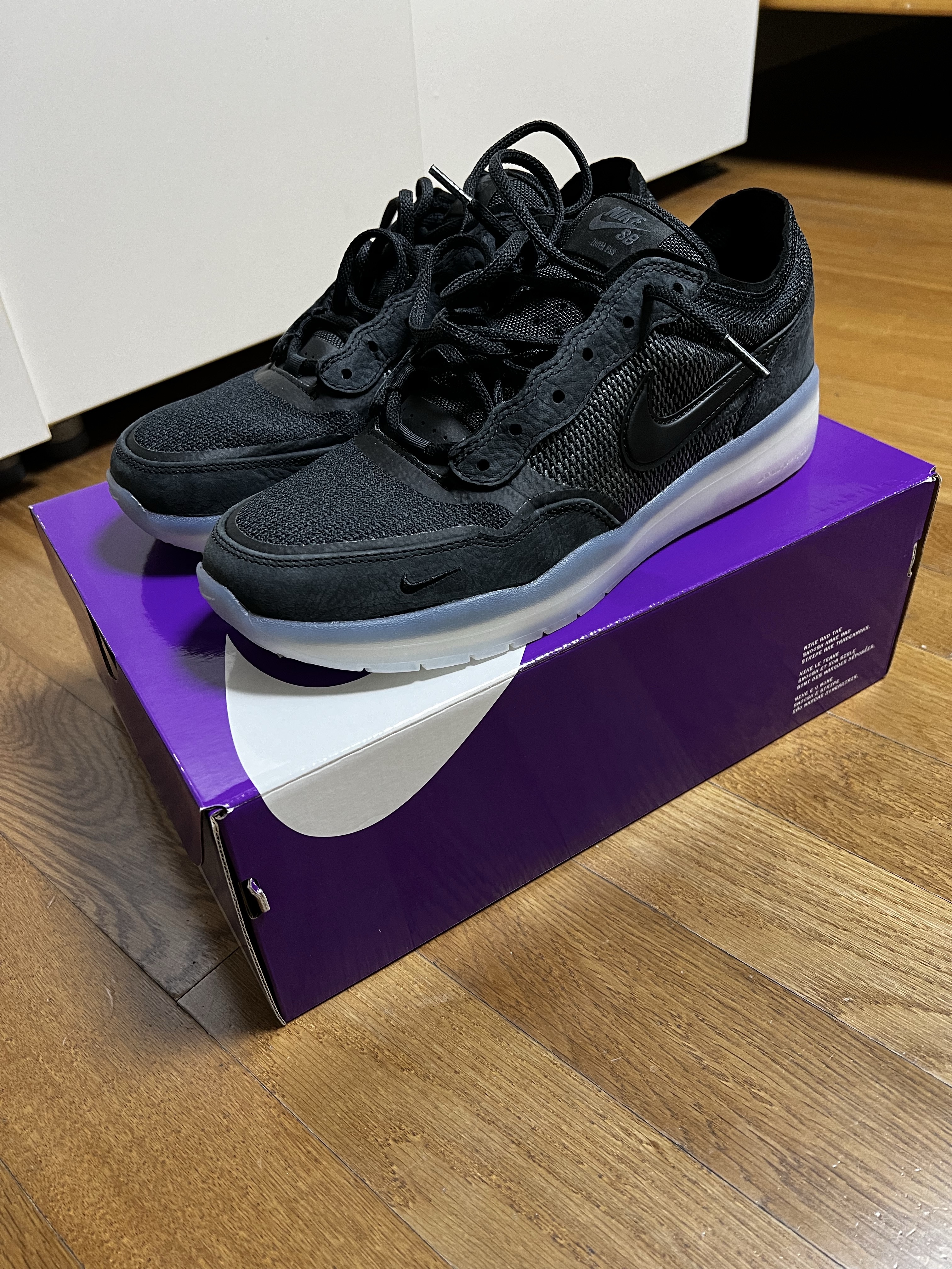 Nike SB PS8 Black and Sail 착용 스타일