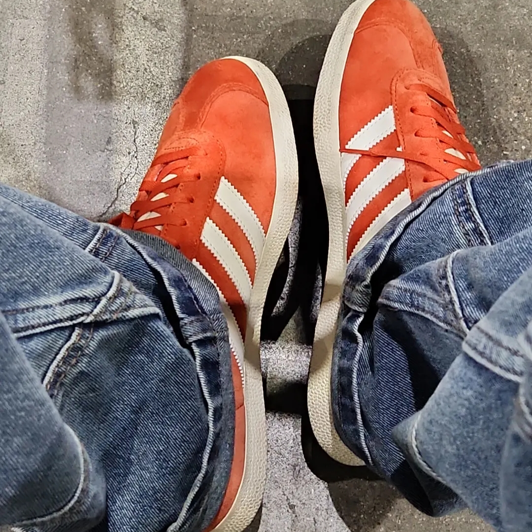 Adidas Gazelle Preloved Red Off White 착용 스타일