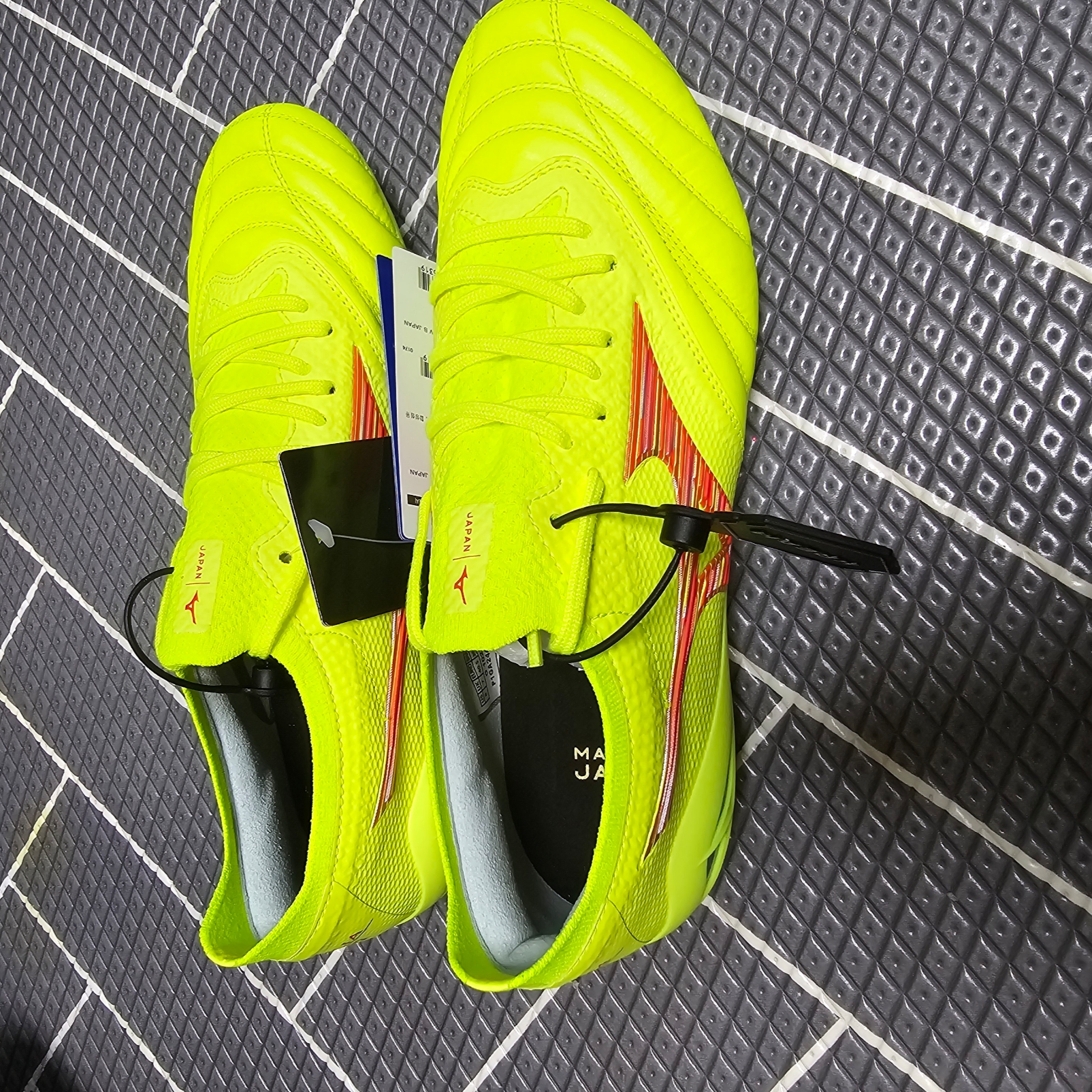Mizuno Morelia Neo IV Beta Japan Safety Yellow Fairy Coral 착용 스타일 - 4