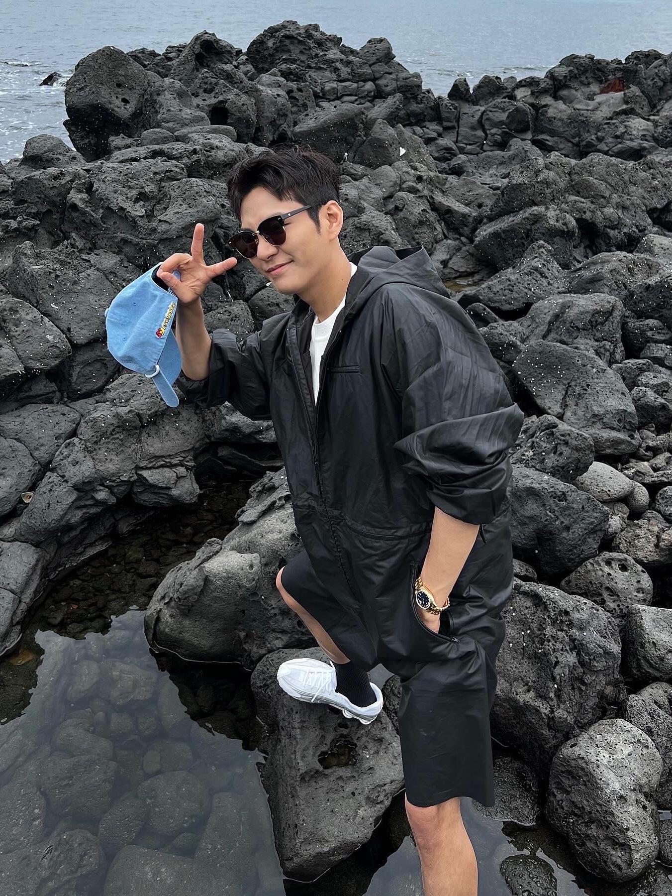 Yeezy Gap Engineered By Balenciaga Coated Cotton Overalls Black, (W) Nike Shox R4 White Metallic Silver 착용 스타일 - 1