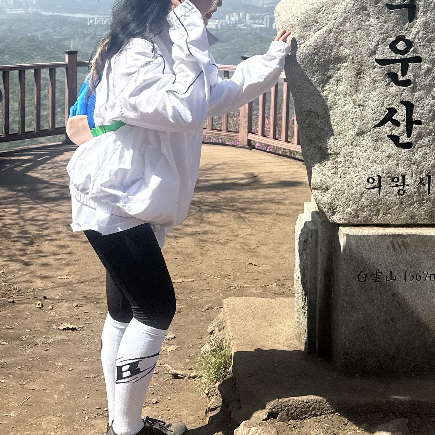 BORN TO WIN Big B Logo Knee Socks White 착용 스타일