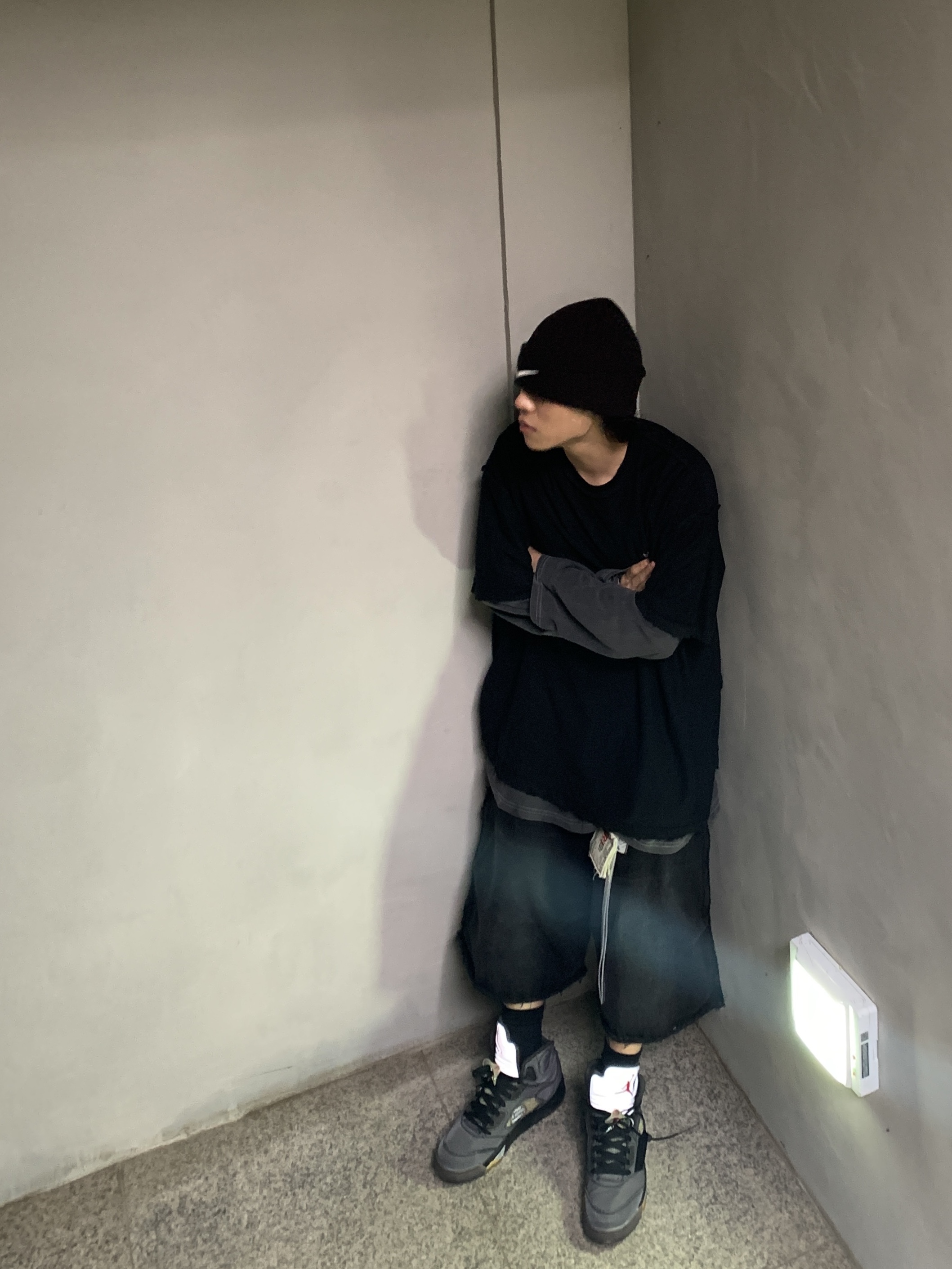Nike x Stussy Cuff Beanie Black, Jordan 5 x Off-White Retro SP Black Muslin 착용 스타일 - 1