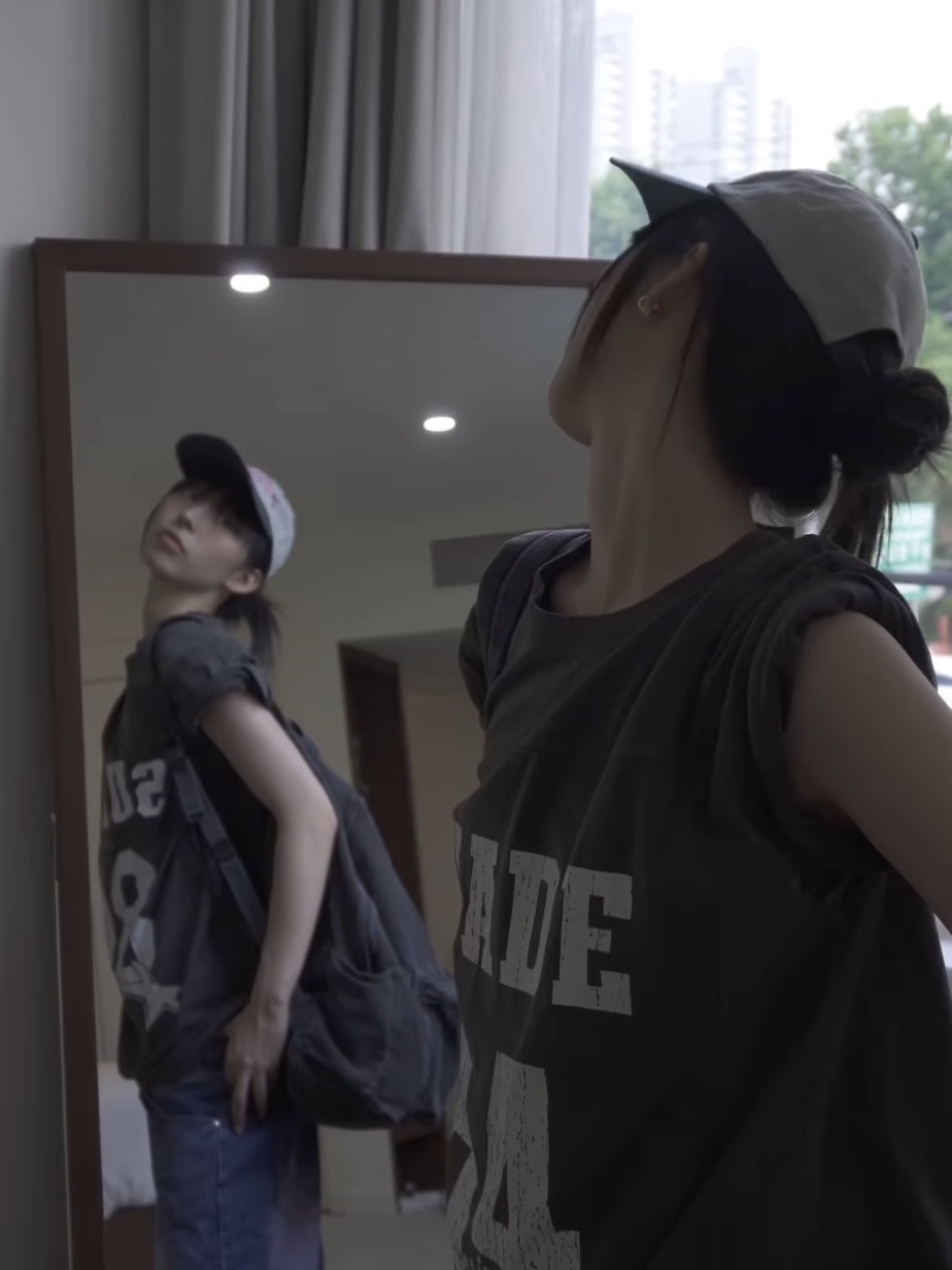 Suade Washed Backpack Charcoal Gray, Suade 84 Star Tee Pigment Black 착용 스타일