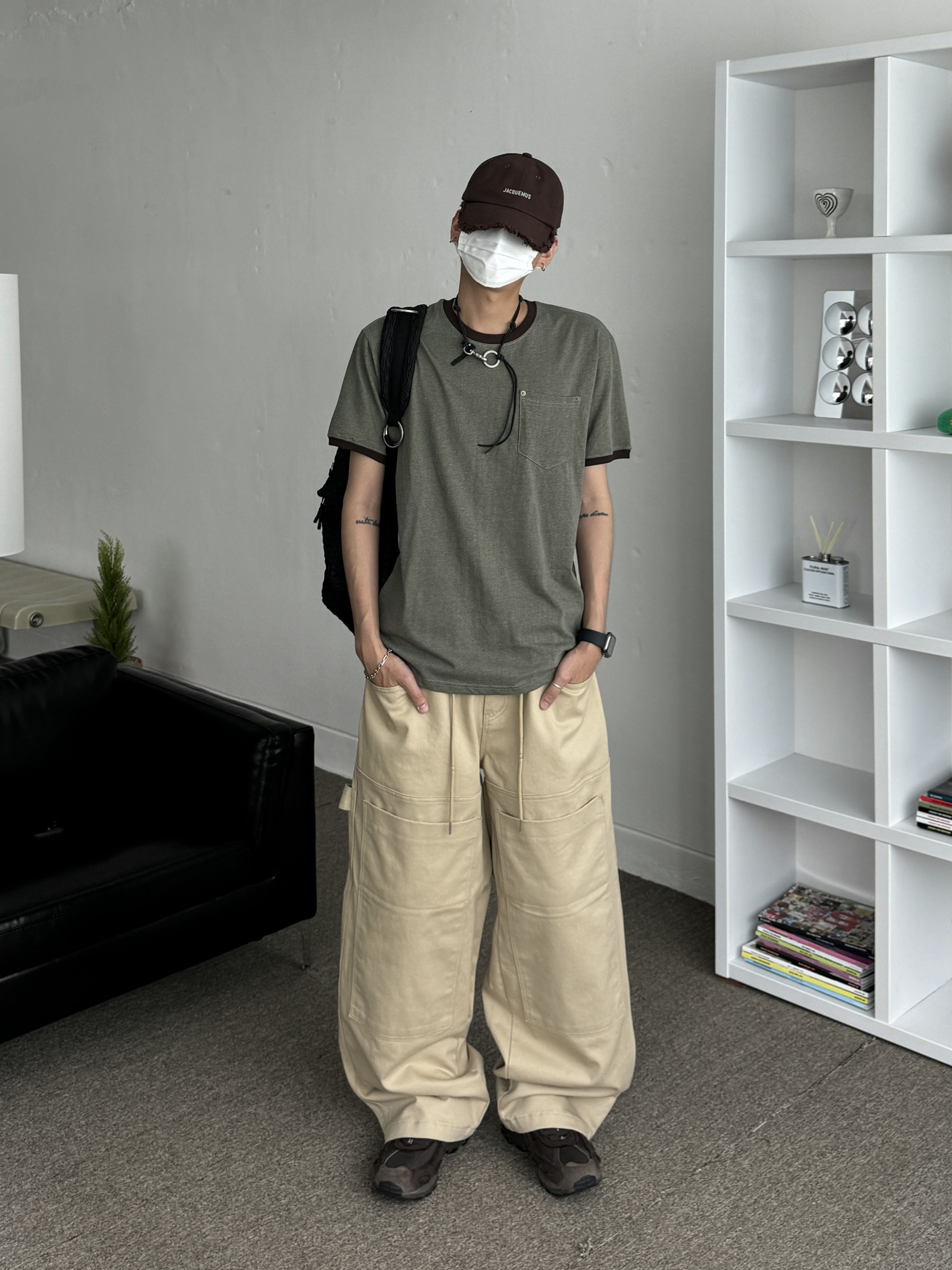 Jacquemus La Casquette Artichaut Fringe Baseball Cap Brown, Our Legacy Ladon Leather Keychain Black 착용 스타일