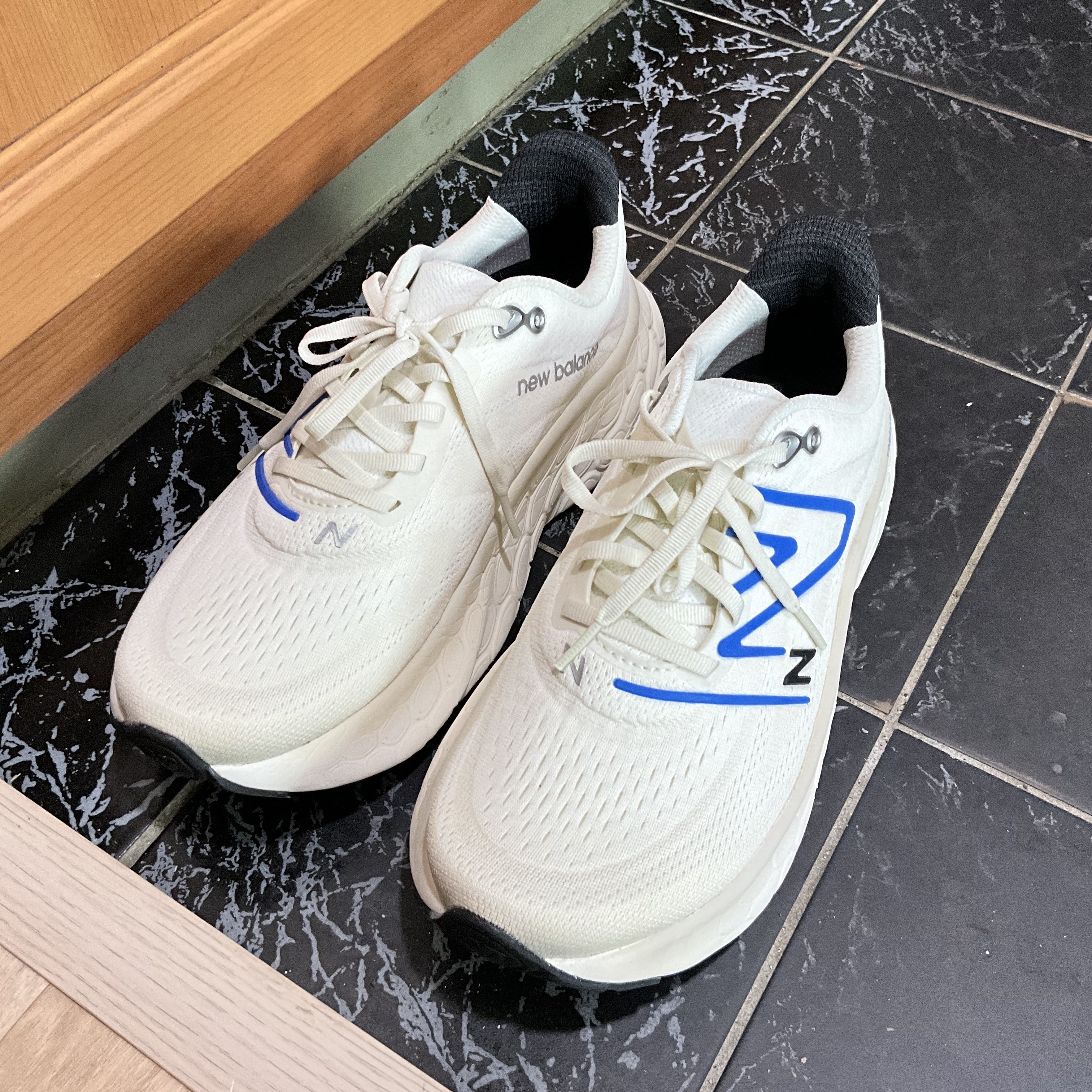 New Balance Fresh Foam X More v4 Sea Salt Blue Oasis - 2E Wide 착용 스타일
