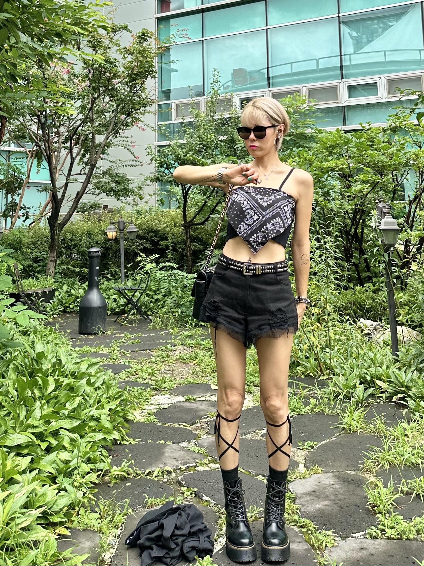 Dr. Martens Jadon Boots Black, Chanel Large 19 Handbag Goatskin & Gold Black 착용 스타일 - 1