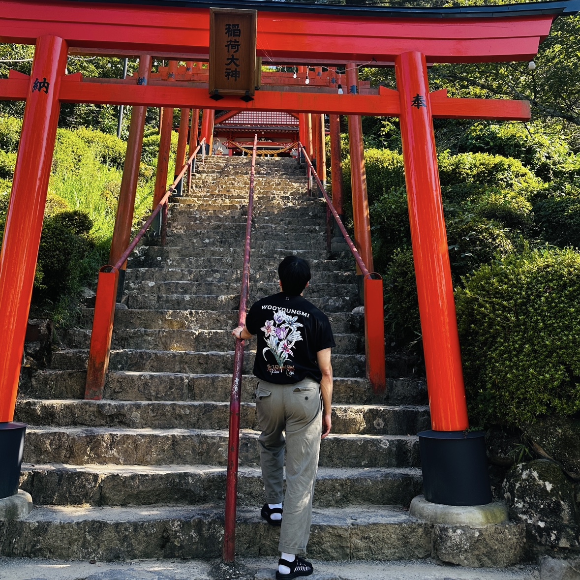 Wooyoungmi Flower Back Logo T-Shirt Black - 24SS, Keen Uneek Sandals Black 착용 스타일