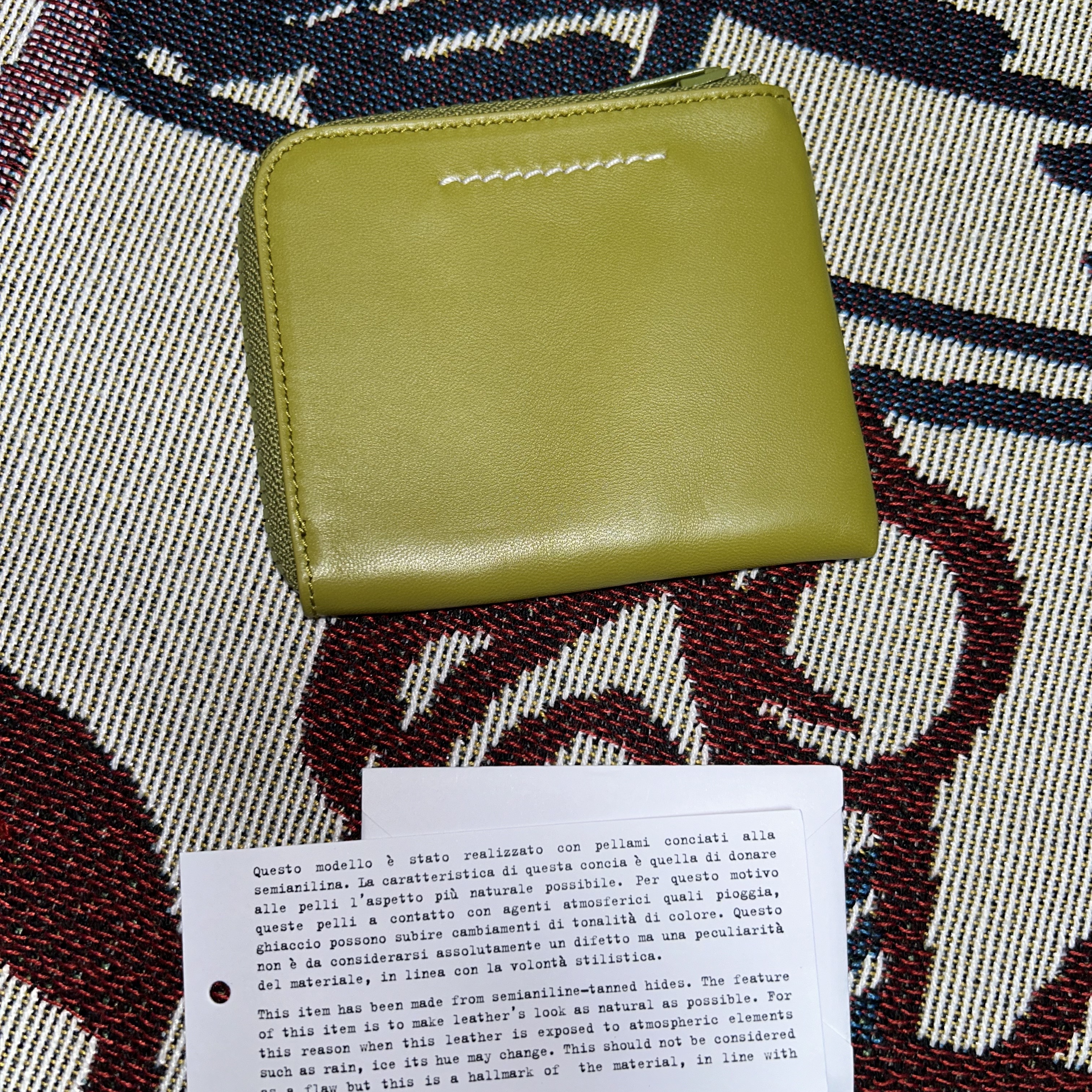 MM6 Maison Margiela Zip Around Leather Wallet Green Glow 착용 스타일 - 2