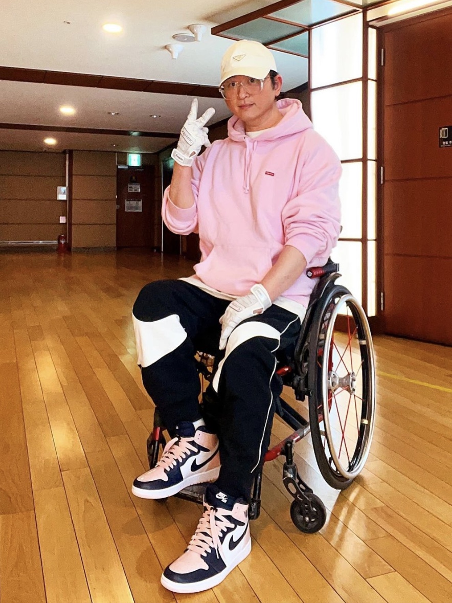 (W) Jordan 1 Retro High OG Atmosphere, Supreme Small Box Hooded Sweatshirt Light Pink - 24SS 착용 스타일 - 1