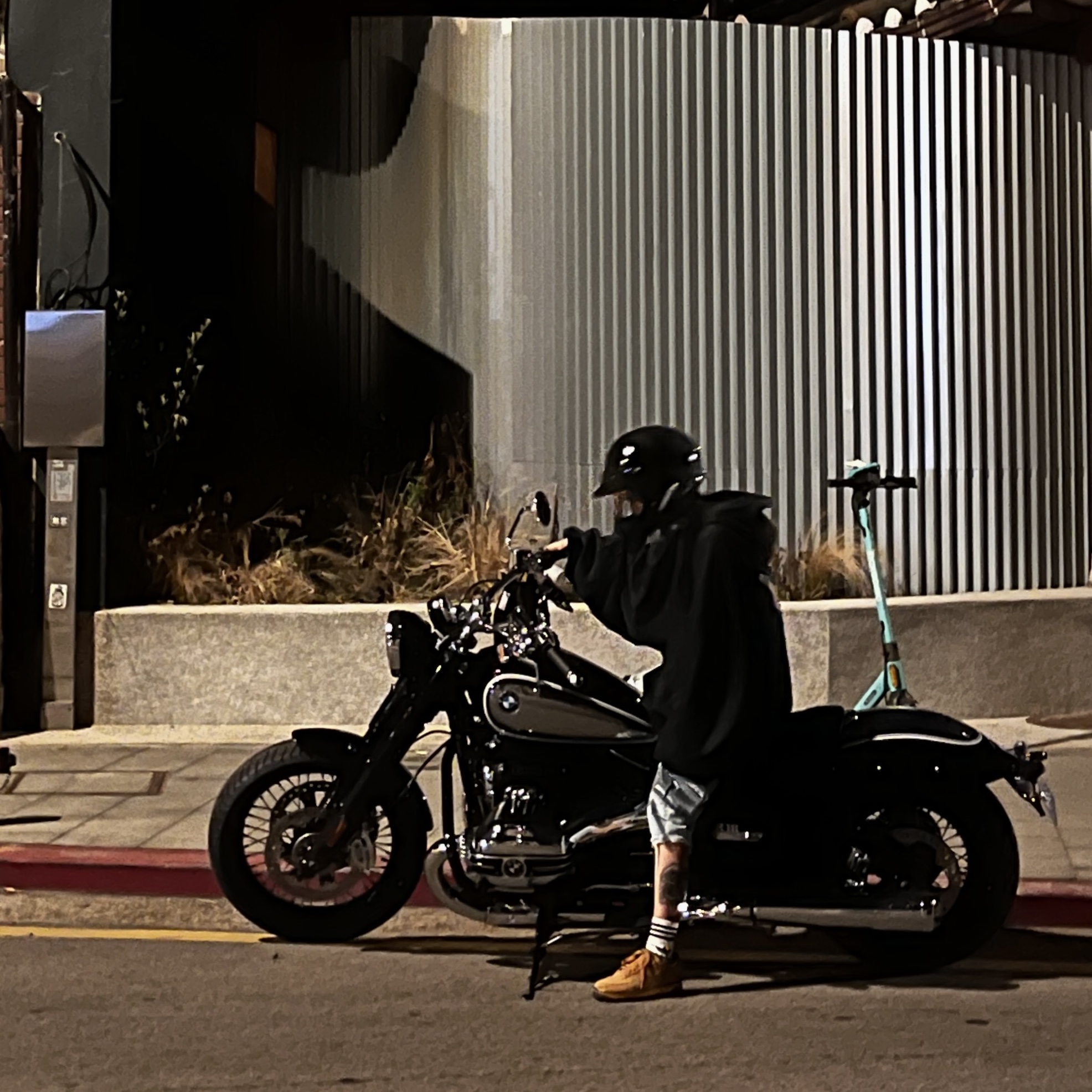 Nike x Stussy Pigment Dyed Fleece Pants Habanero Red (FJ9157-642), Yeezy Gap Engineered By Balenciaga Dove Hoodie Washed Black 착용 스타일 - 2