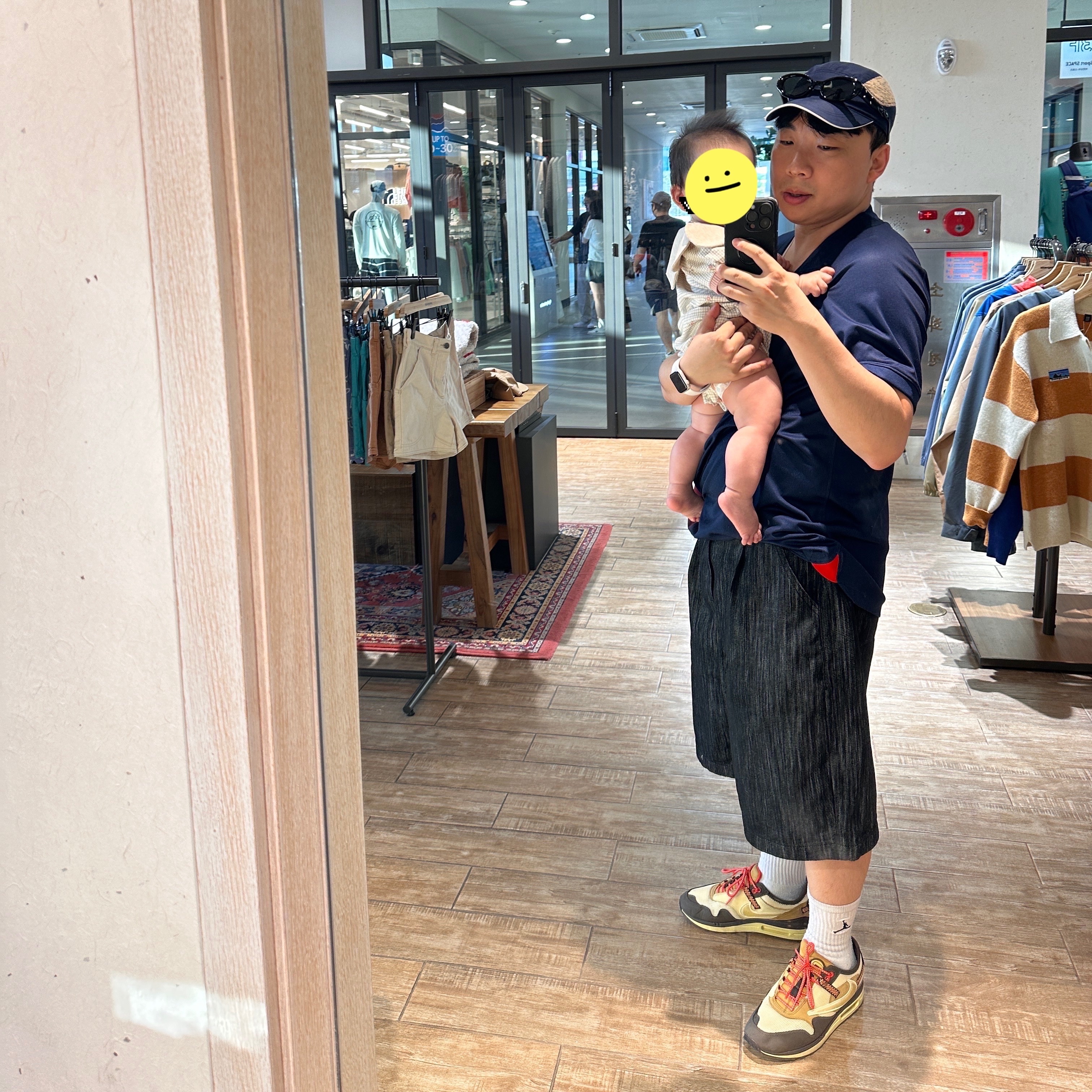 Nike x Travis Scott Air Max 1 Cact.us Brown, Nike Paris Saint-Germain 2023/24 Dri-Fit Stadium Home Jersey Midnight Navy (Non Marking Ver.) 착용 스타일