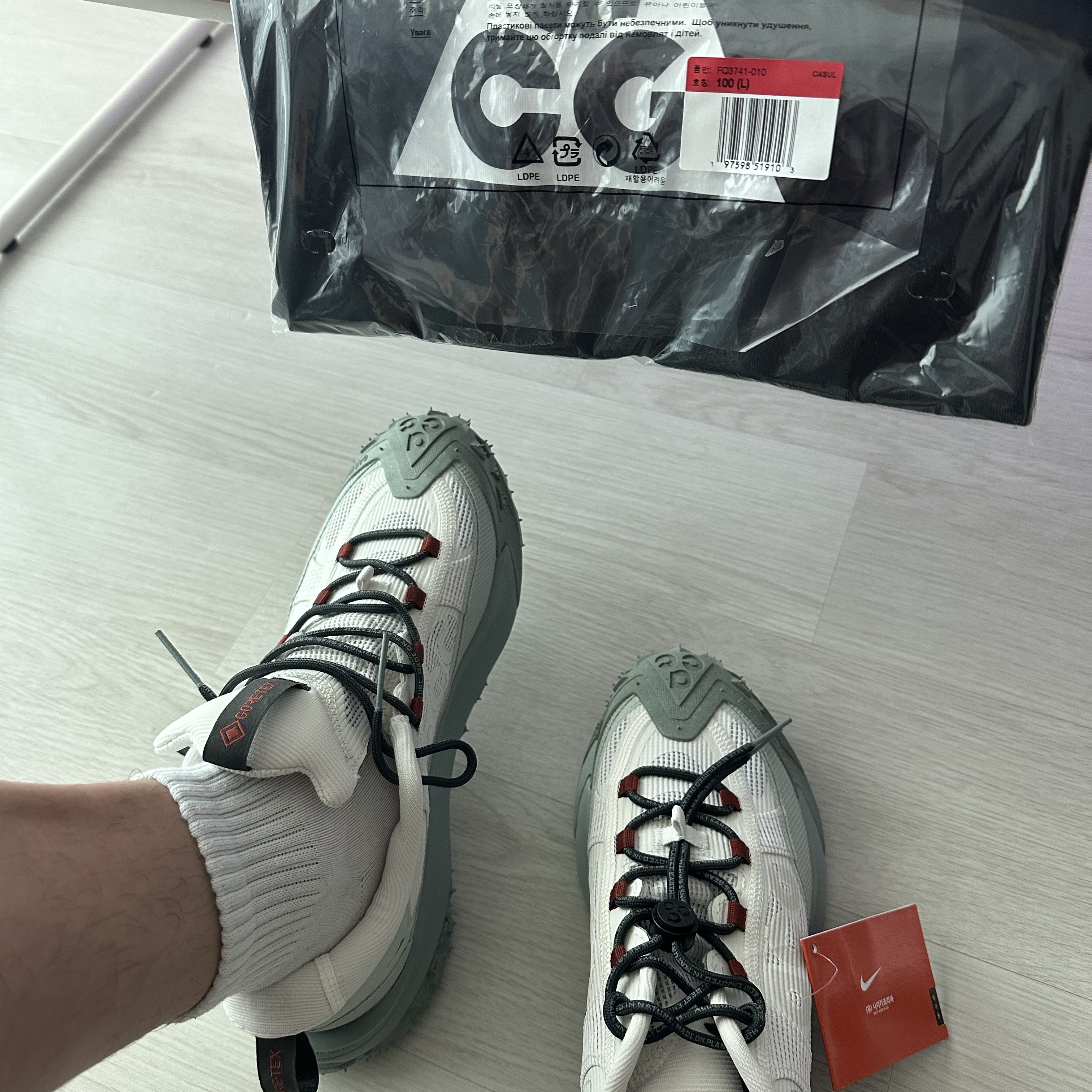 Nike ACG Mountain Fly 2 Low Gore-Tex Phantom Dark Smoke Grey, Nike ACG Dri-Fit T-Shirt Black - Asia 착용 스타일