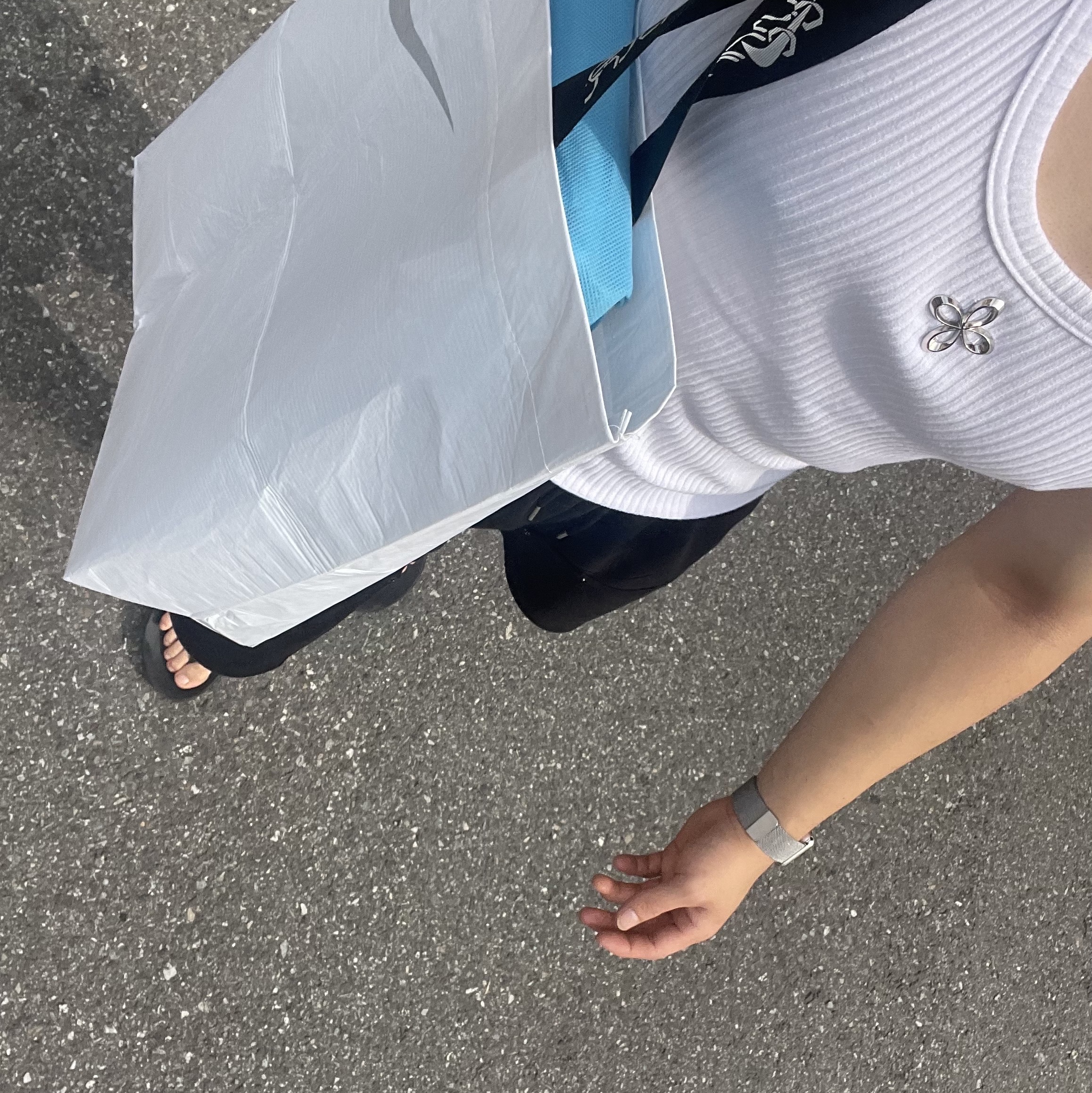 Surgery Metal Clover Logo Sleeveless White 착용 스타일