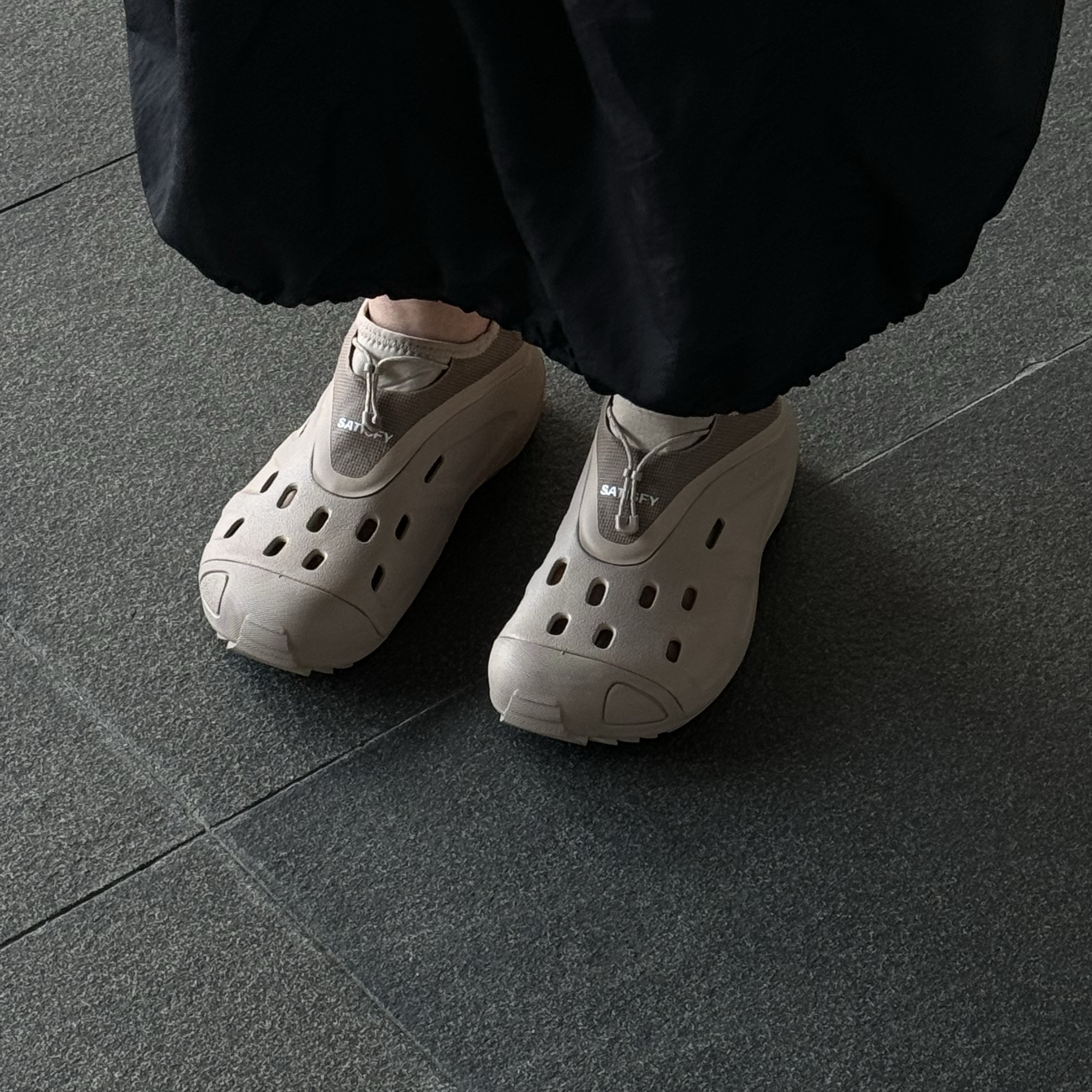Crocs x Satisfy Quick Trail Low Brown 착용 스타일
