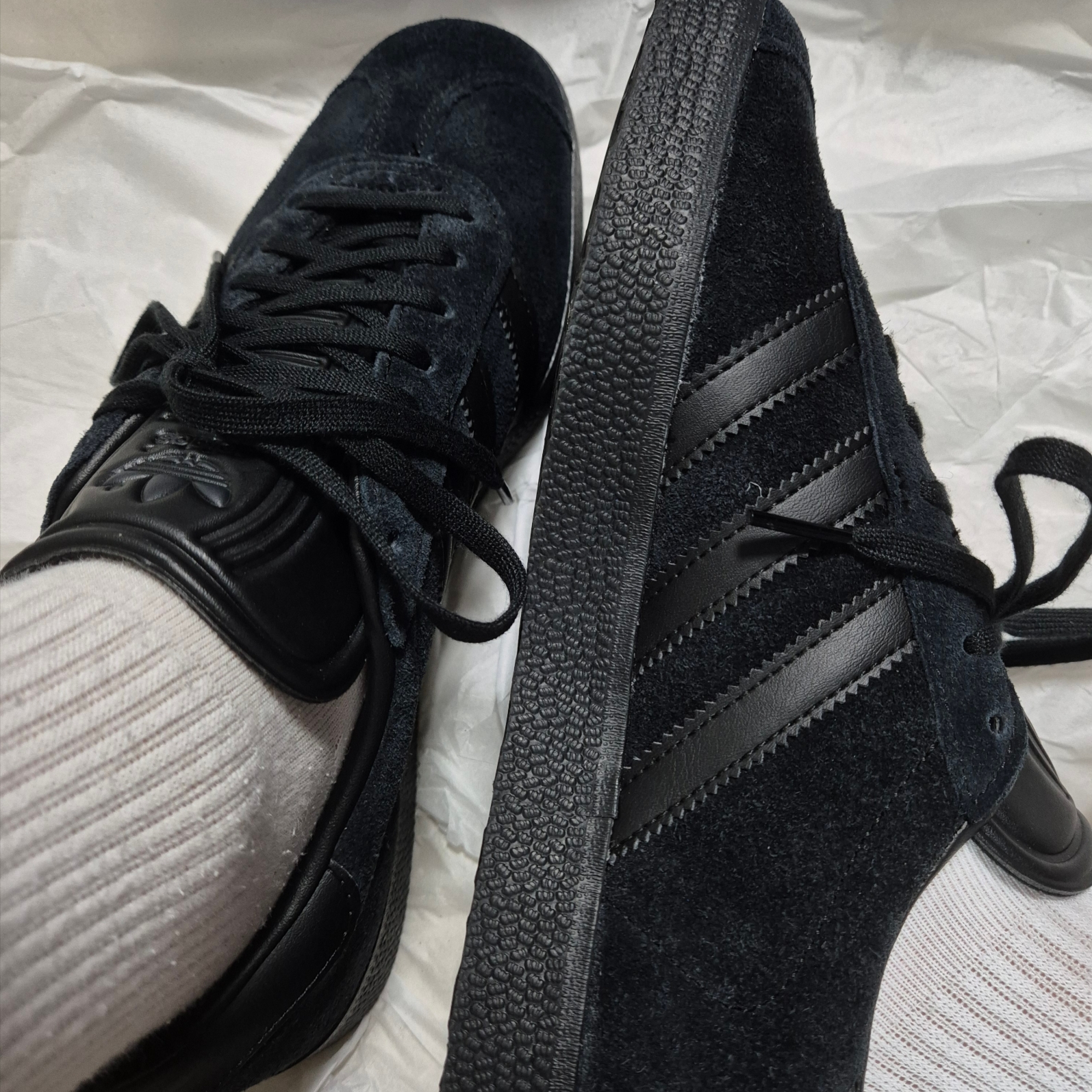 Adidas Gazelle Triple Black 착용 스타일