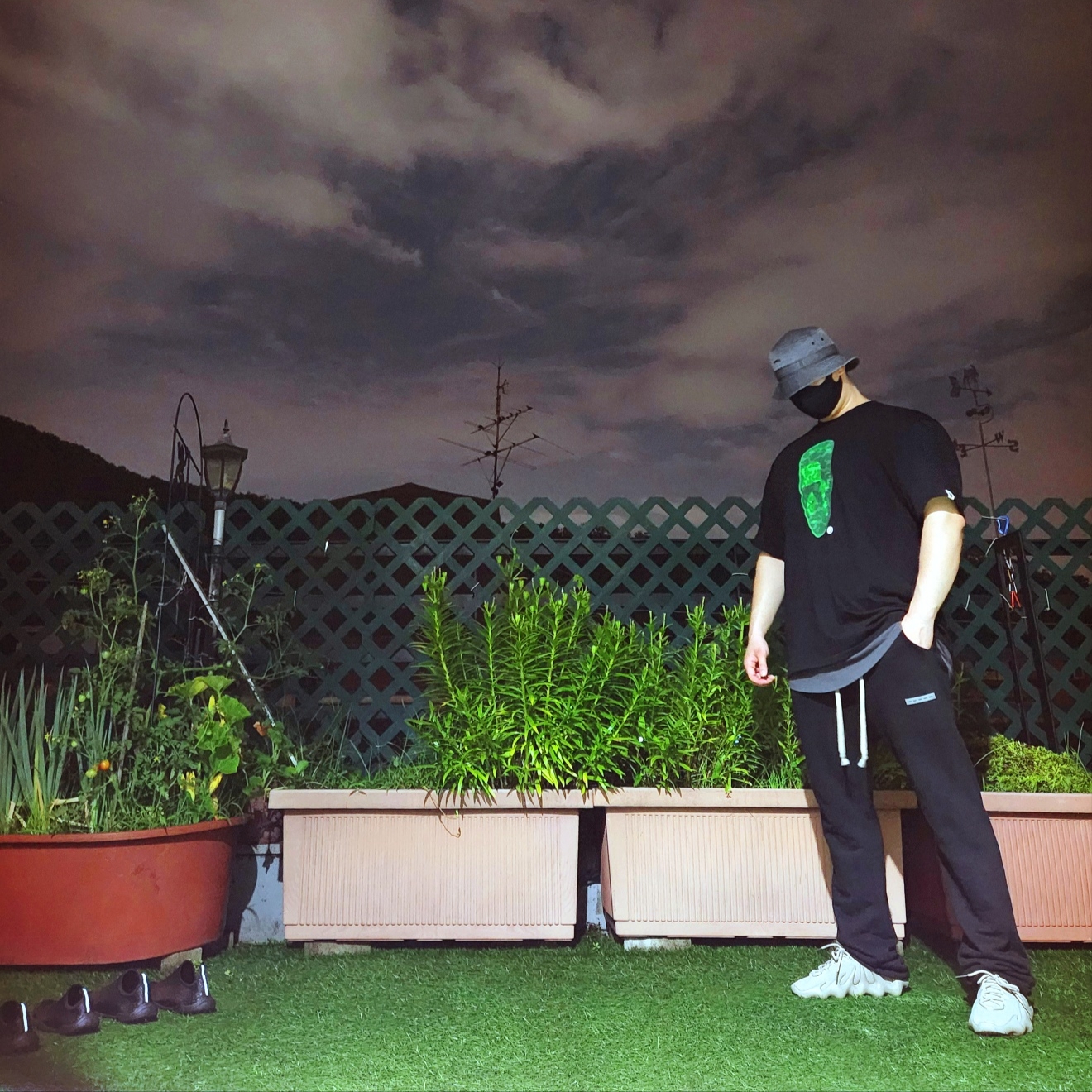 BAPE Spray Frankenstein Relaxed Fit T-Shirt Black, Adidas Yeezy 450 Stone Flax 착용 스타일 - 1