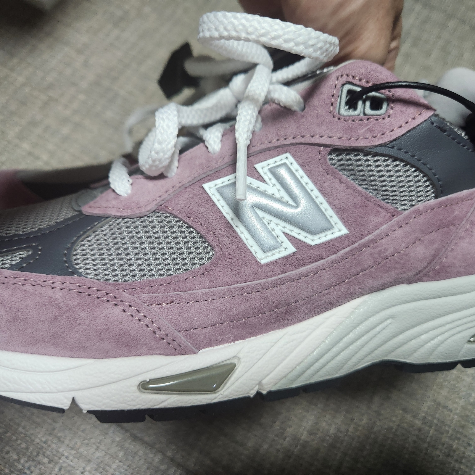 New Balance 991 Made in UK Pink Grey 착용 스타일 - 2