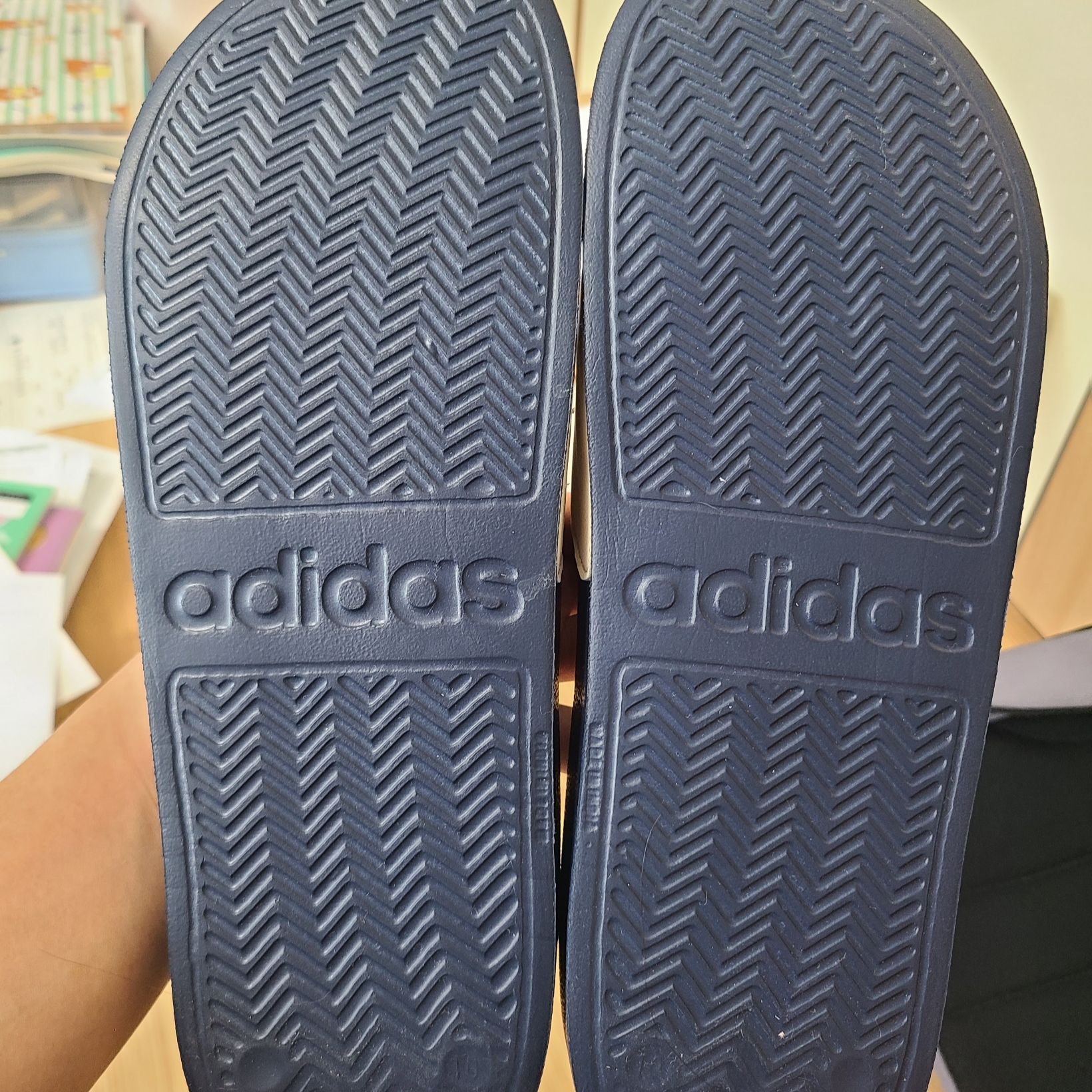 Adidas Adilette Shower Slide Shadow Navy 착용 스타일 - 3
