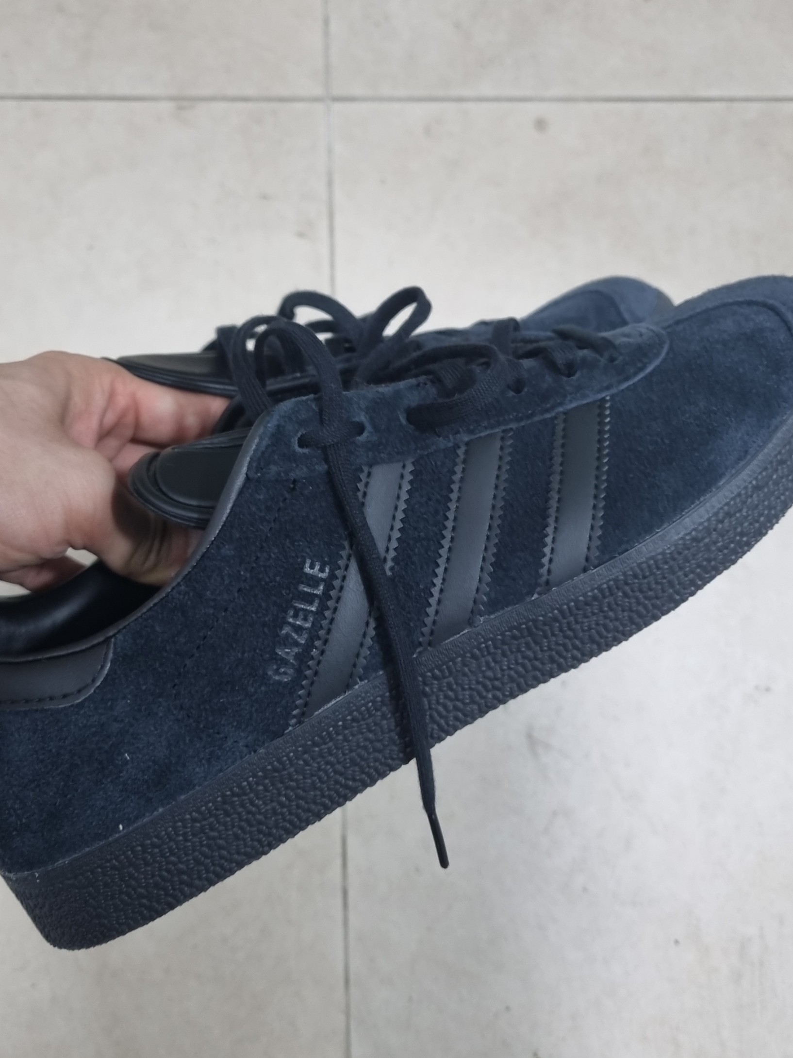 Adidas Gazelle Triple Black 착용 스타일 - 2