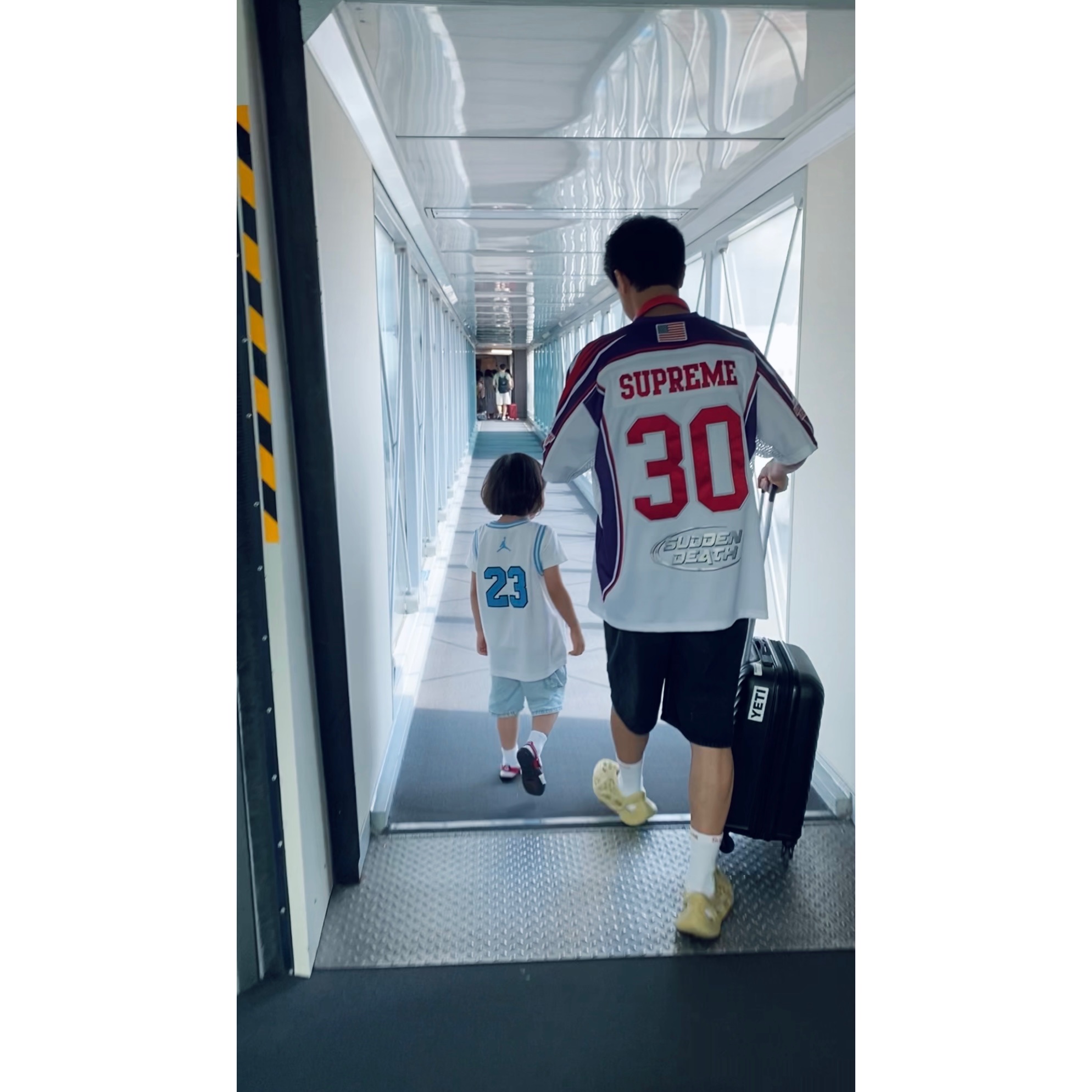 Supreme Sudden Death Football Jersey White - 24SS, Supreme Hanes Crew Socks White (4 Pack) 착용 스타일 - 1