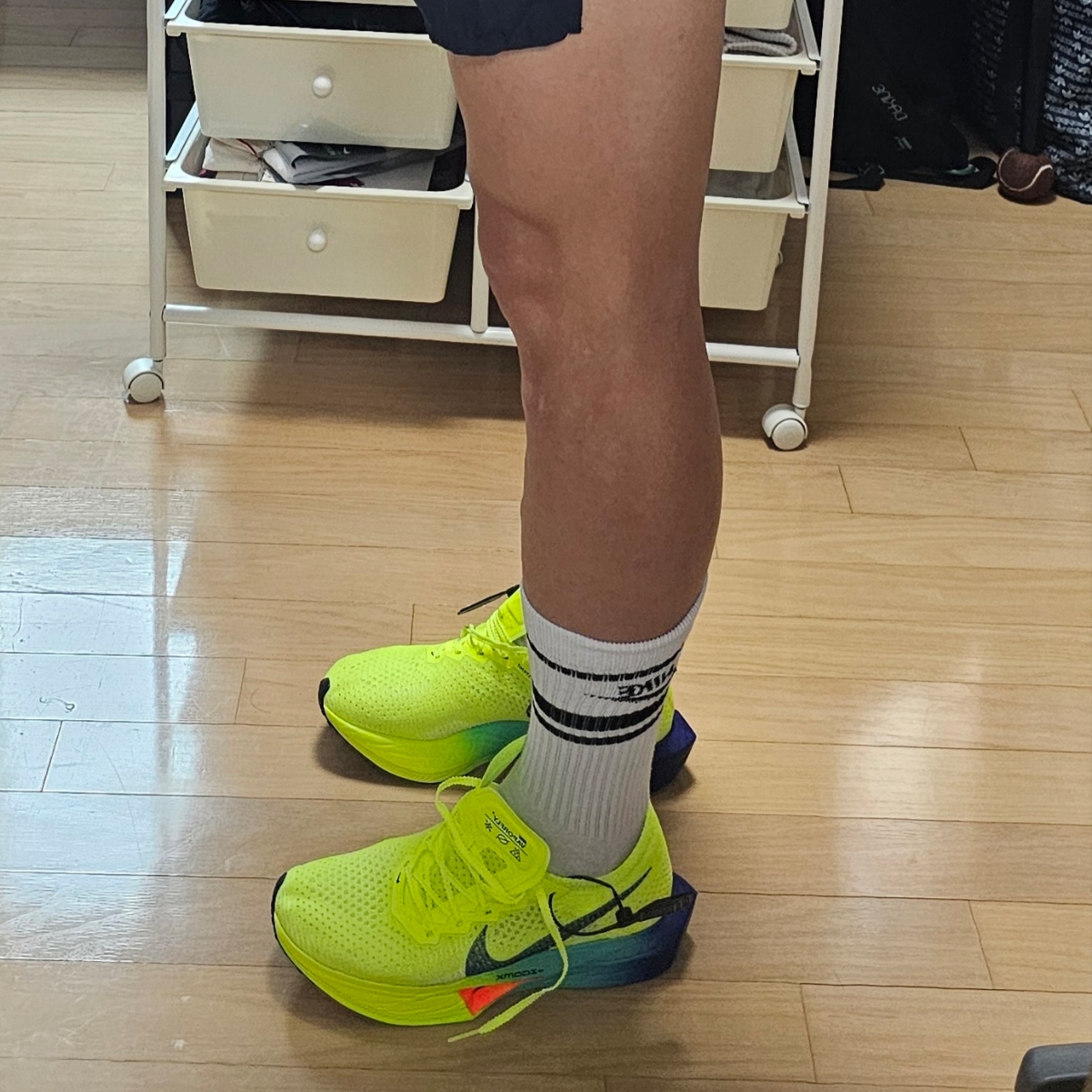 Nike ZoomX Vaporfly Next% 3 Volt Scream Green 착용 스타일 - 2