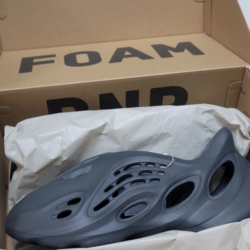 Adidas Yeezy Foam RNNR Carbon 착용 스타일