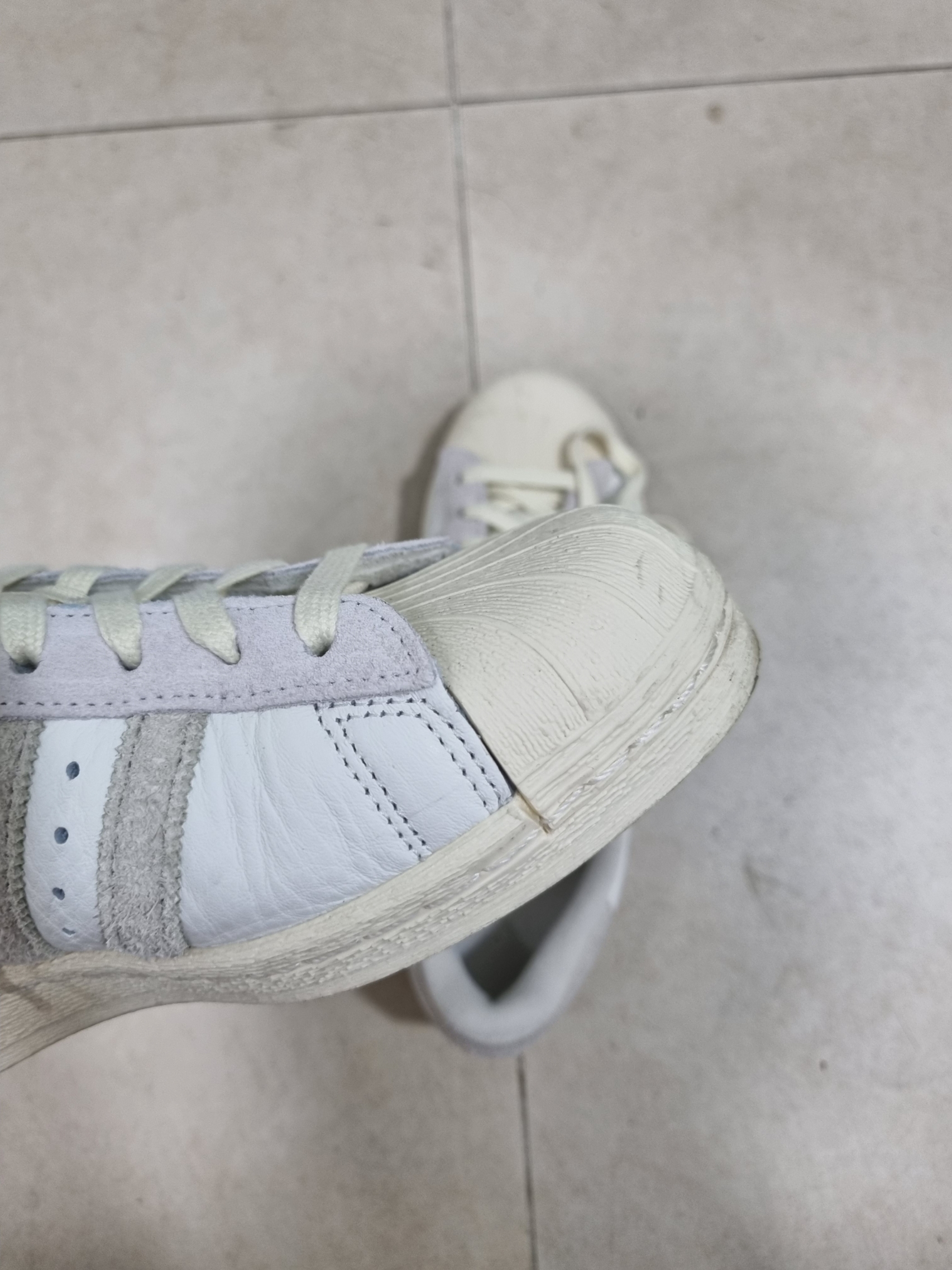 Adidas Superstar 82 White Aluminum 착용 스타일 - 1