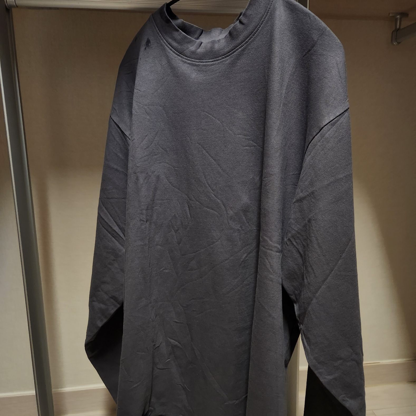 Yeezy YZY Long Sleeve T-Shirt Dark Grey 착용 스타일