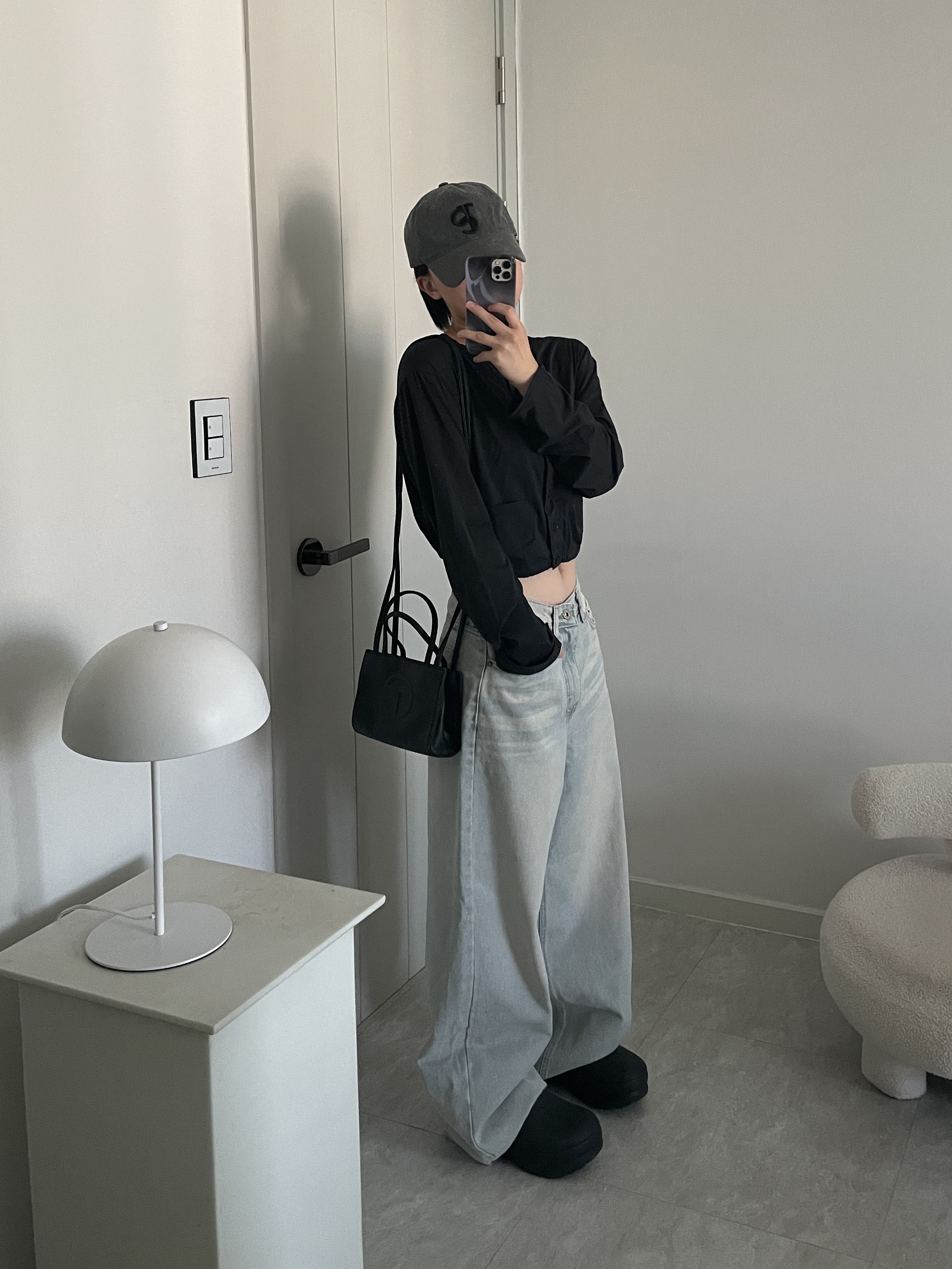(W) Adidas Adifom Stan Smith Mule Core Black, Telfar Small Shopping Bag Black 착용 스타일