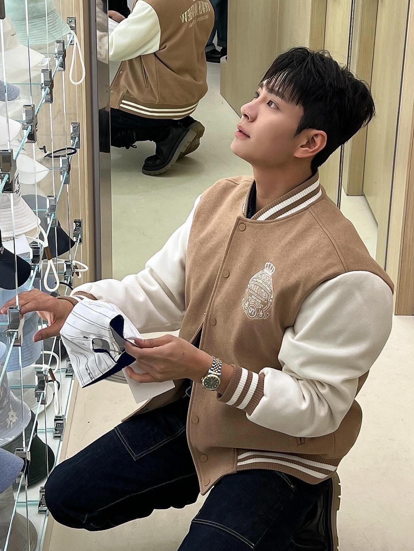 Bottega Veneta Tire Chelsea Boot Black Transparent, (W) Hermes La Vallee de Cristal Scarf 90 Orange Rose Bleu 착용 스타일 - 2