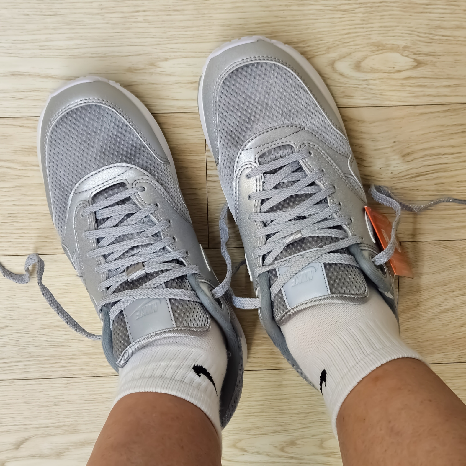 Nike Air Max 1 '86 OG Metallic Silver and Cool Grey 착용 스타일 - 2