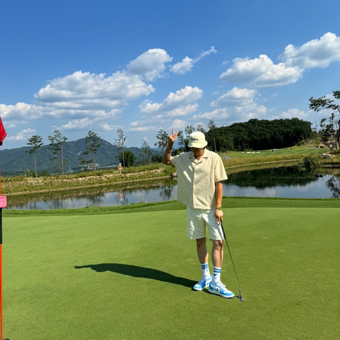 Jordan 1 Low Golf White and University Blue 착용 스타일 - 1