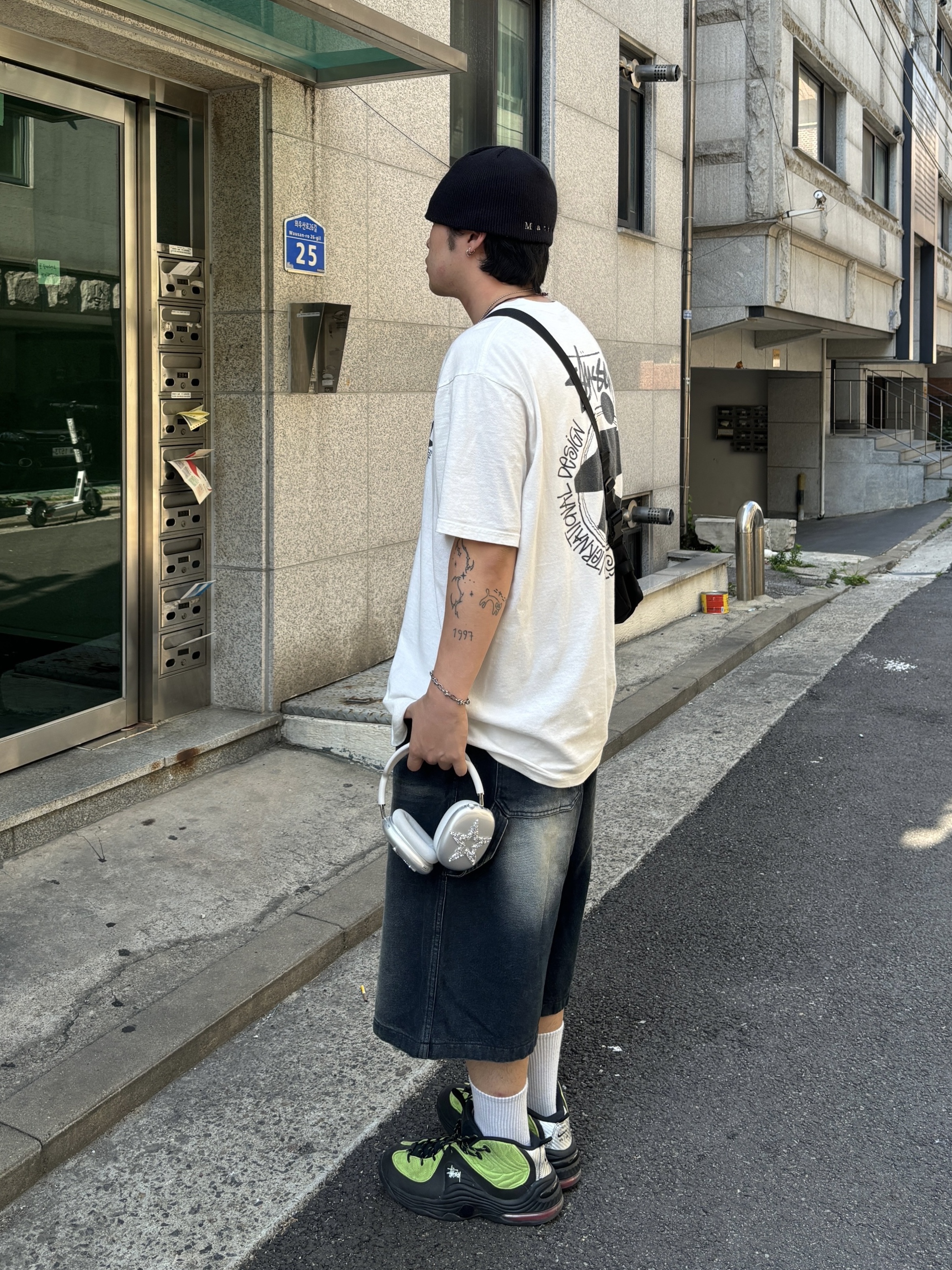 Nike x Stussy Air Penny II Vivid Green and Black, Apple AirPods Max Lightning Silver (Korean Ver.) 착용 스타일 - 1