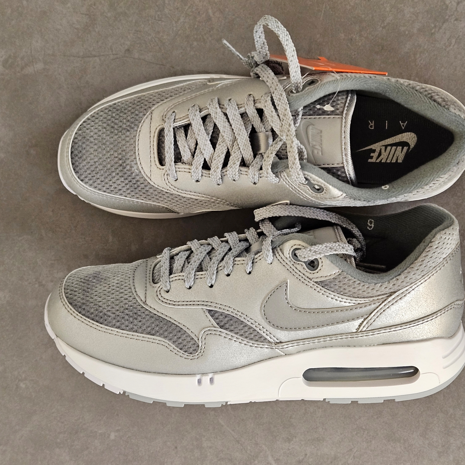 Nike Air Max 1 '86 OG Metallic Silver and Cool Grey 착용 스타일 - 1