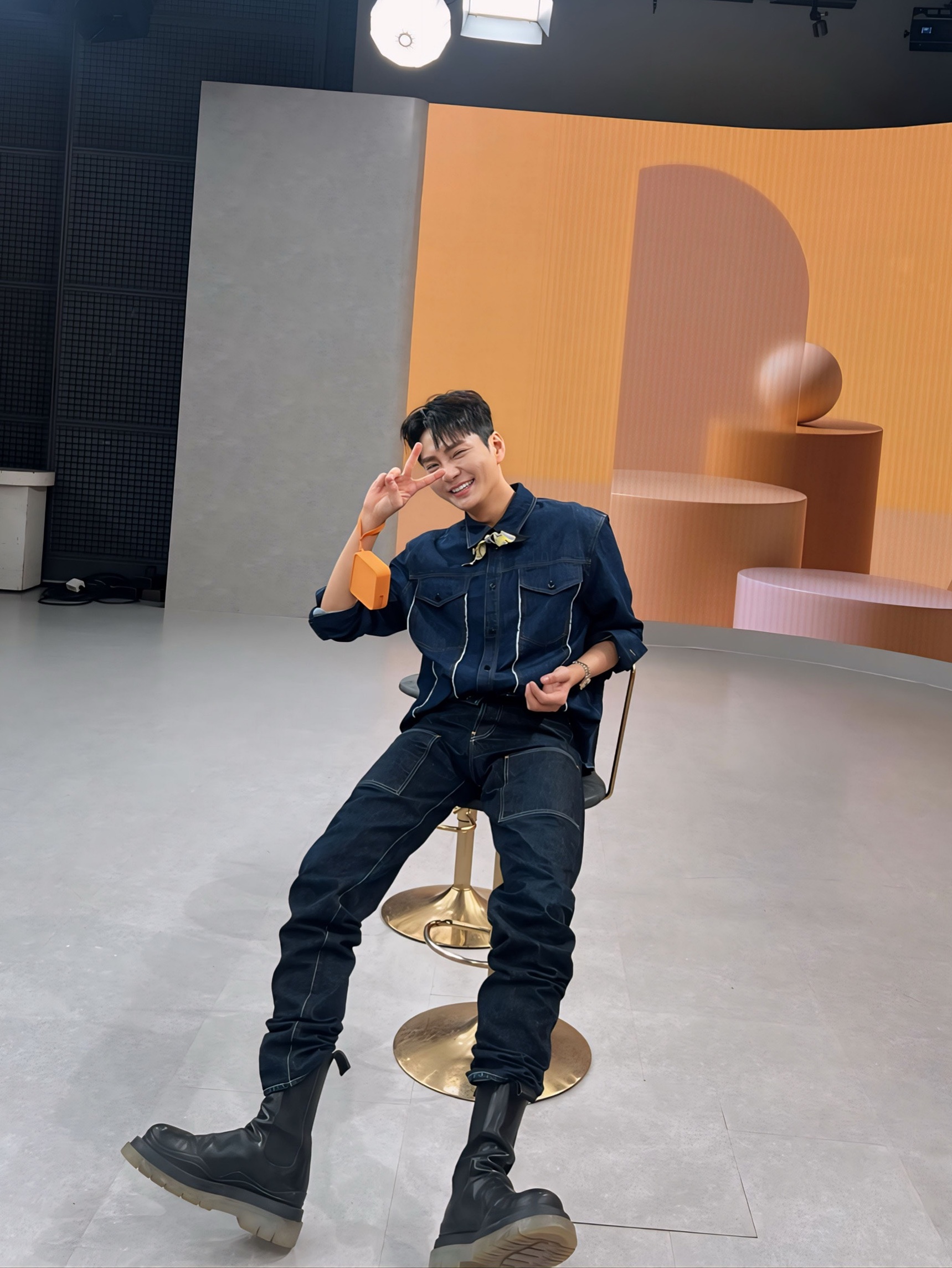 Bottega Veneta Tire Chelsea Boot Black Transparent, (W) Hermes La Vallee de Cristal Scarf 90 Orange Rose Bleu 착용 스타일 - 1